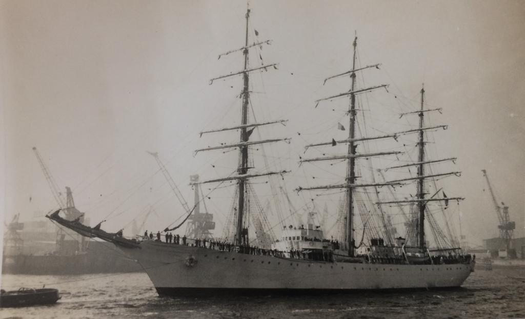 La fragata en el puerto de Hamburgo, durante su primer viaje en 1963. Foto gentileza Marcelo Tarapow.