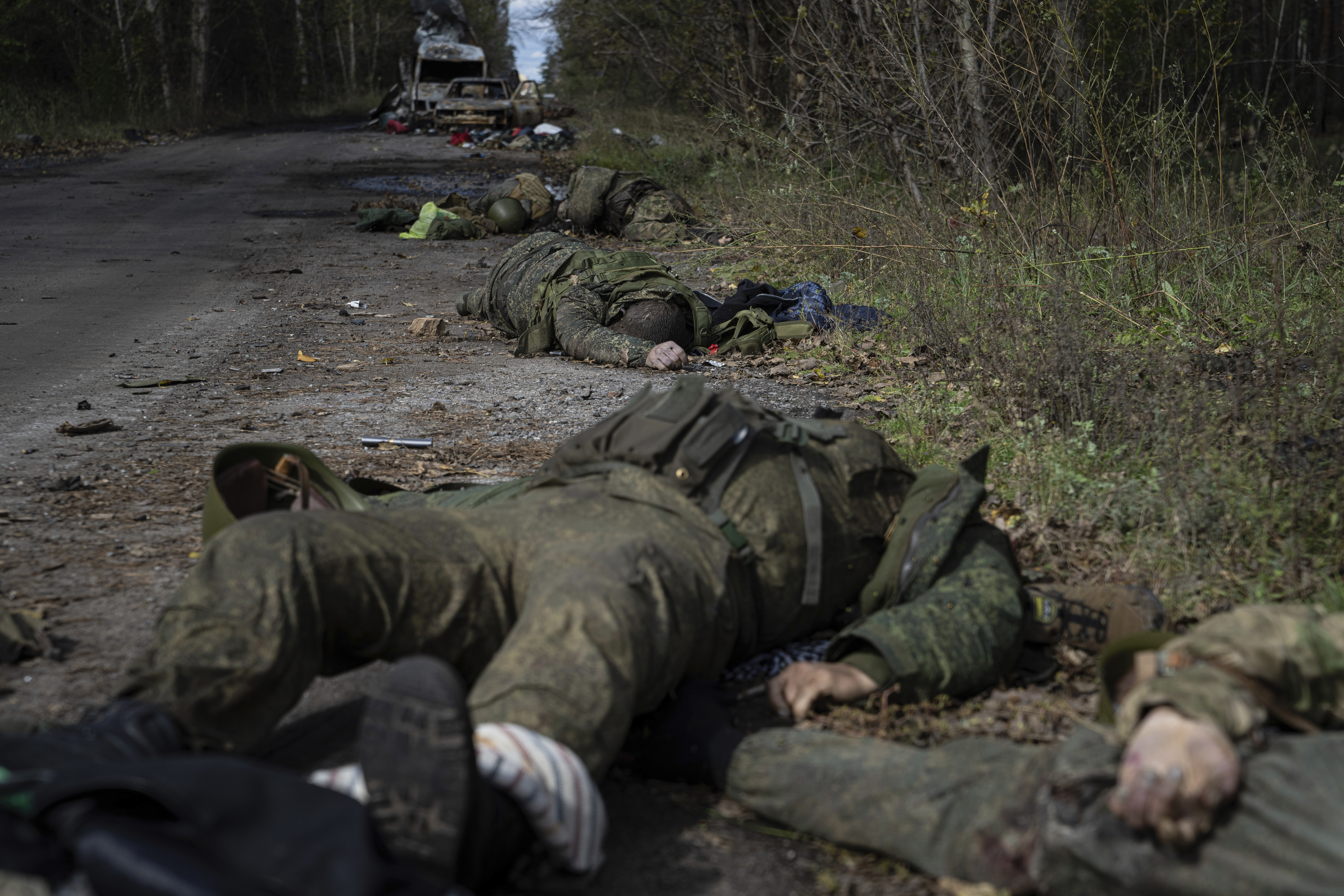 Los cuerpos sin vida de soldados rusos en Lyman, Ucrania, este lunes. Las fuerzas rusas se retiran de las zonas ocupadas ante el avance del ejército ucraniano (AP)