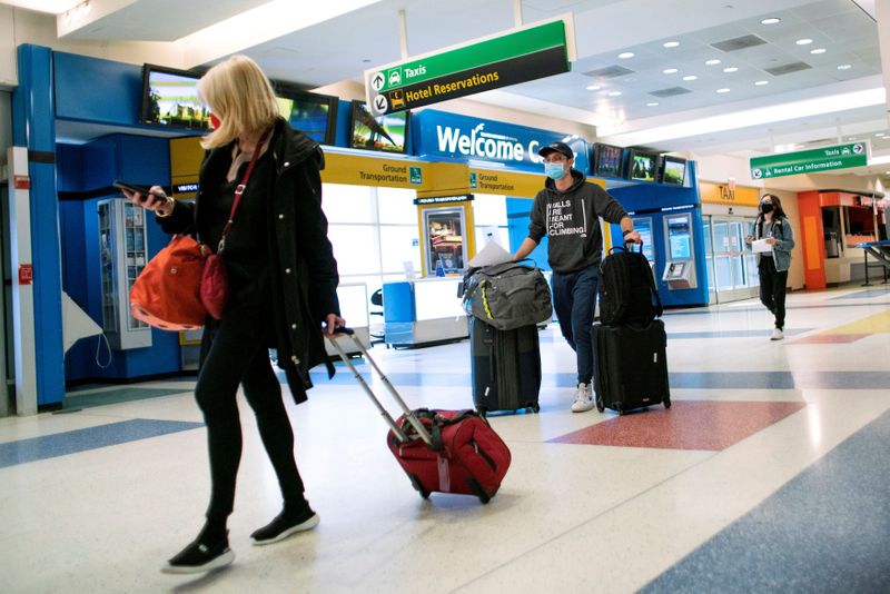 Llegada de pasajeros al aeropuerto JF Kennedy
Dic 21, 2020. REUTERS/Eduardo Munoz/File Photo