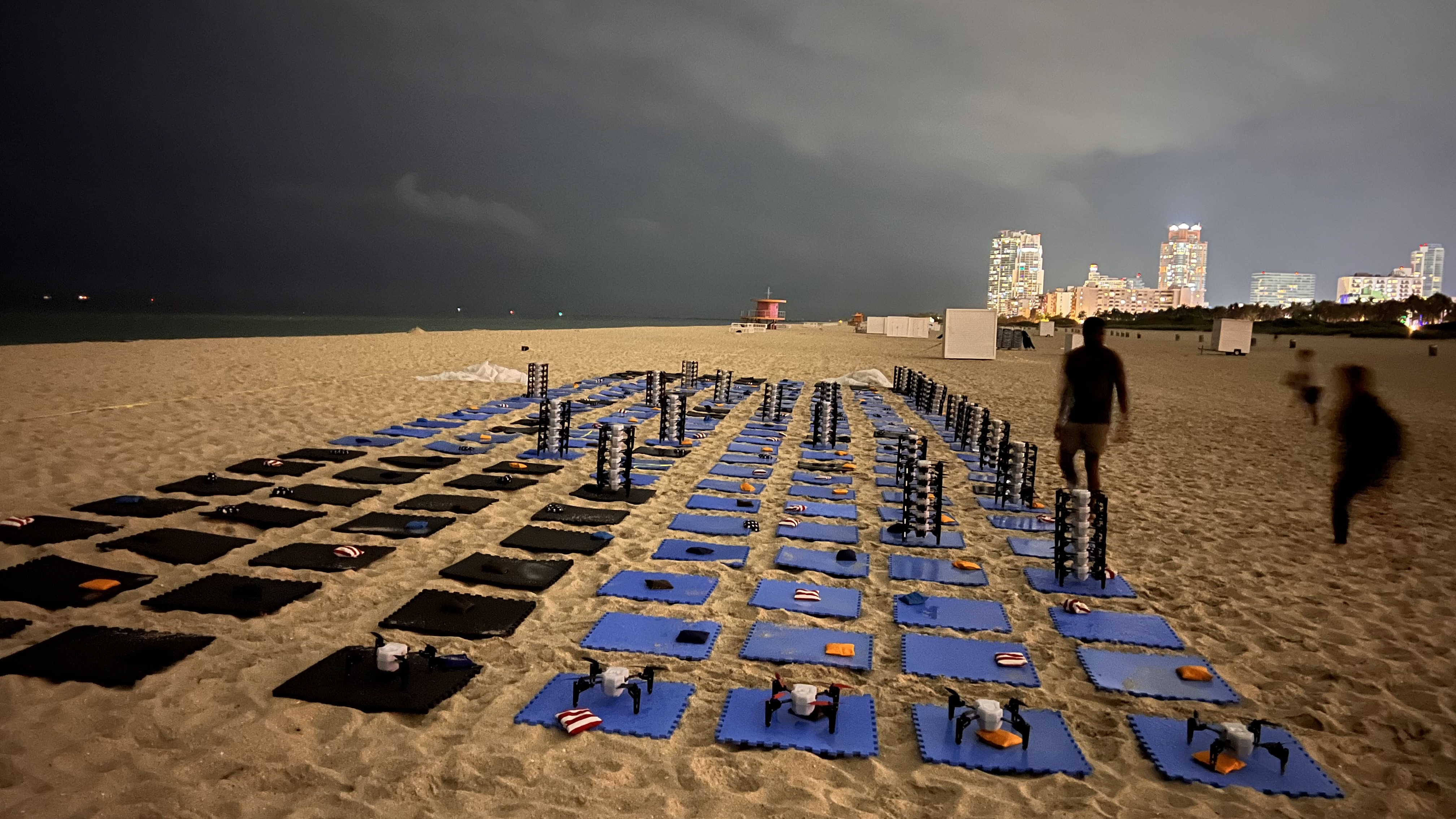 Previo al show, la preparación de 200 drones.