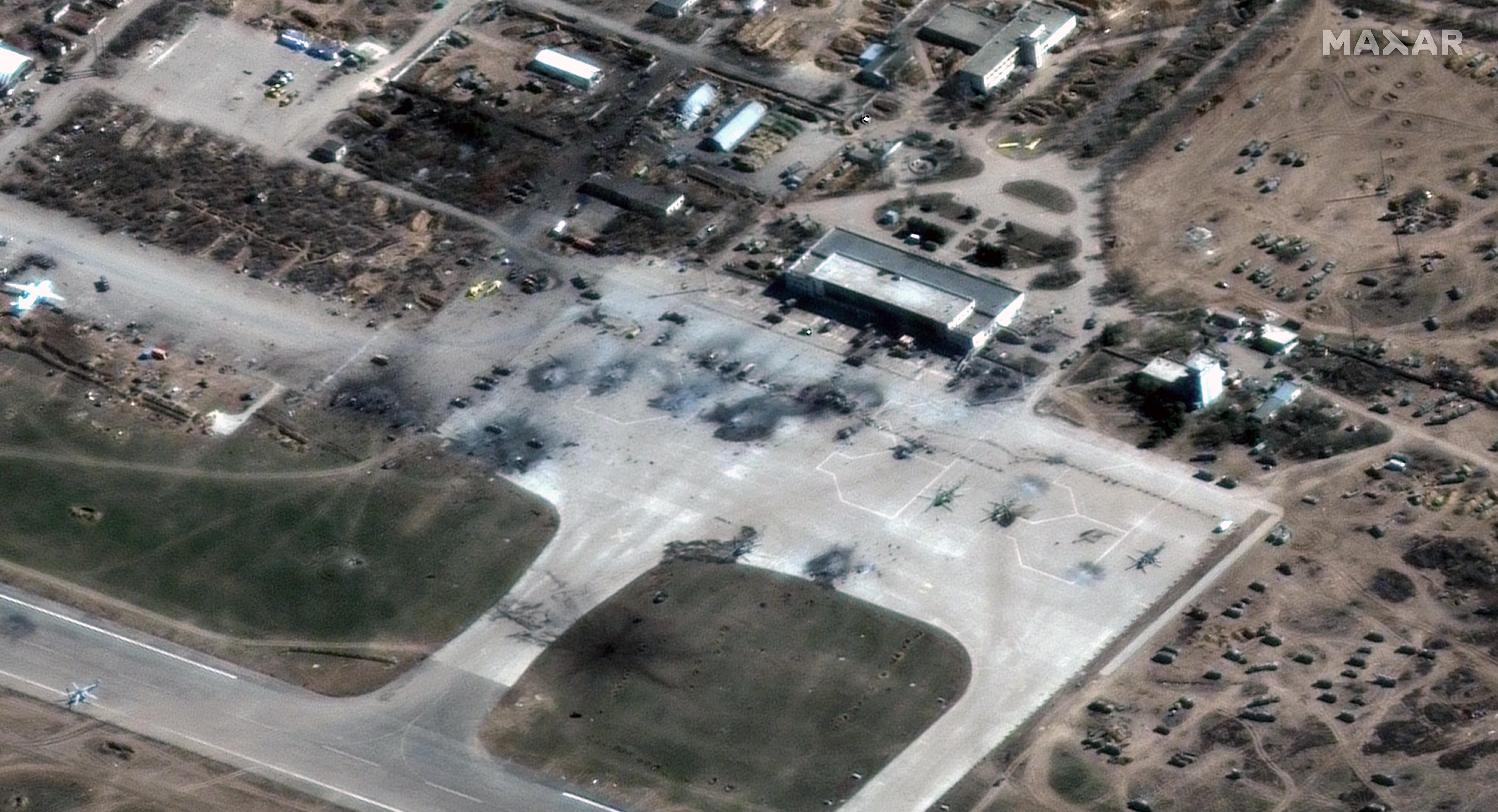Una imagen satelital proporcionada por Maxar Technologies muestra helicópteros rusos destruidos en la pista de un aeródromo en Jersón, Ucrania, el miércoles 16 de marzo de 2022. (Imagen satelital ©️2022 Maxar Technologies vía The New York Times)