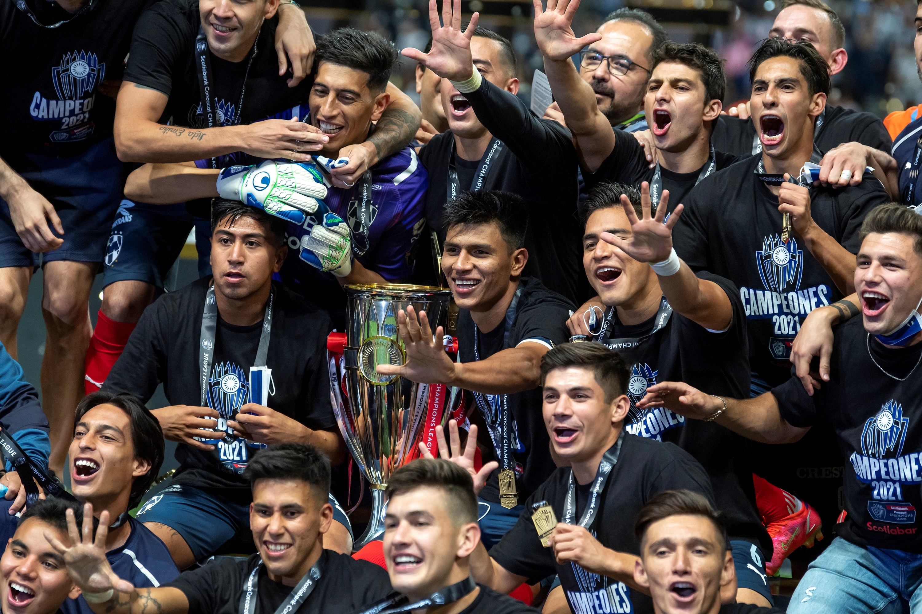 Jugadores de Rayados de Monterrey festejan con el trofeo la victoria ante Águilas del América (Foto: EFE)