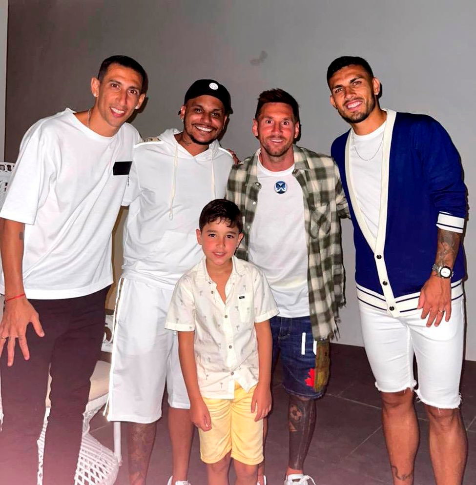 Amigos de Neymar aprovecharon la reunión para sacarse fotos con los futbolistas