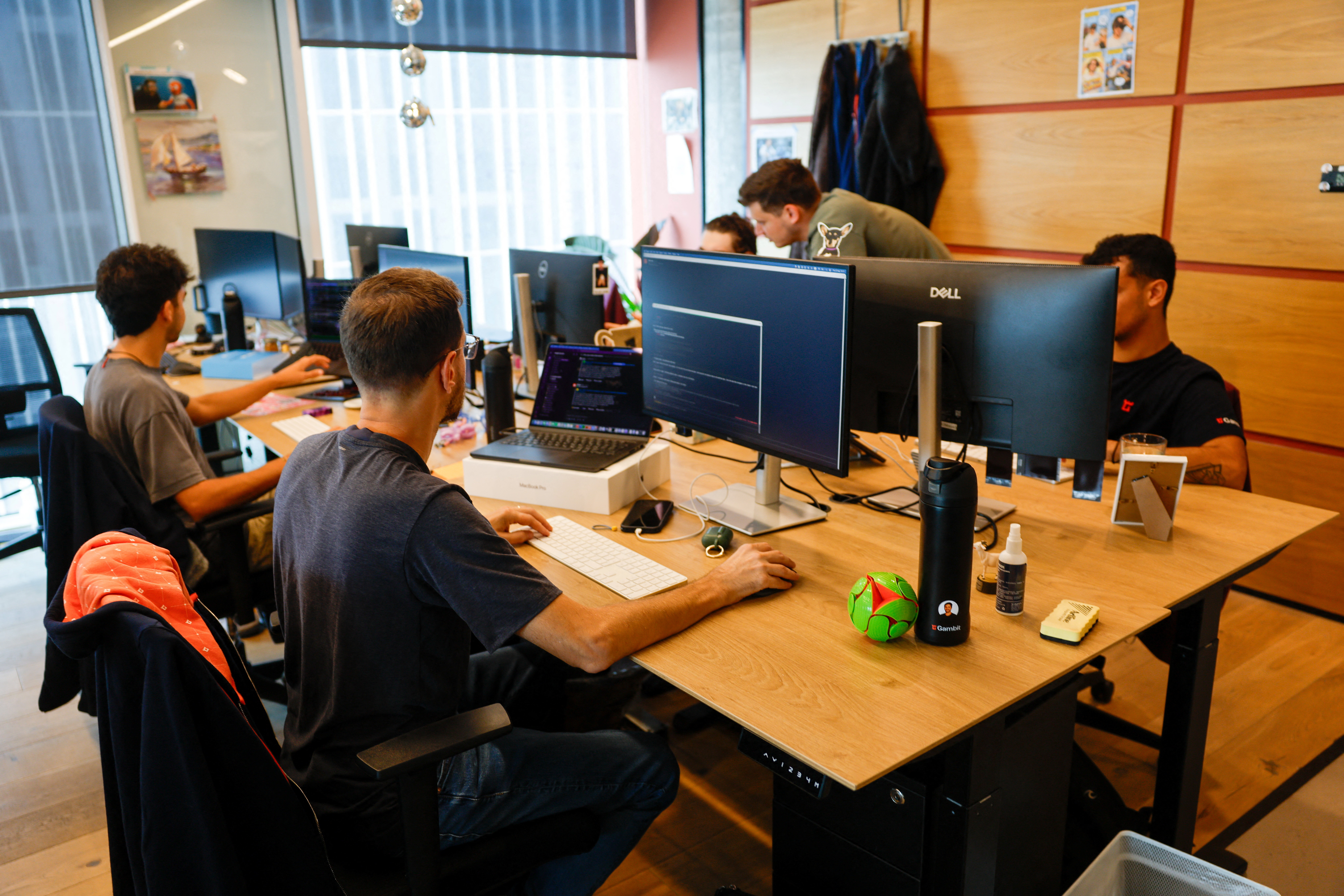 Ciberdelincuentes de habla rusa utilizaron la herramienta Cursor AI de SpaceX para hackear siete empresas