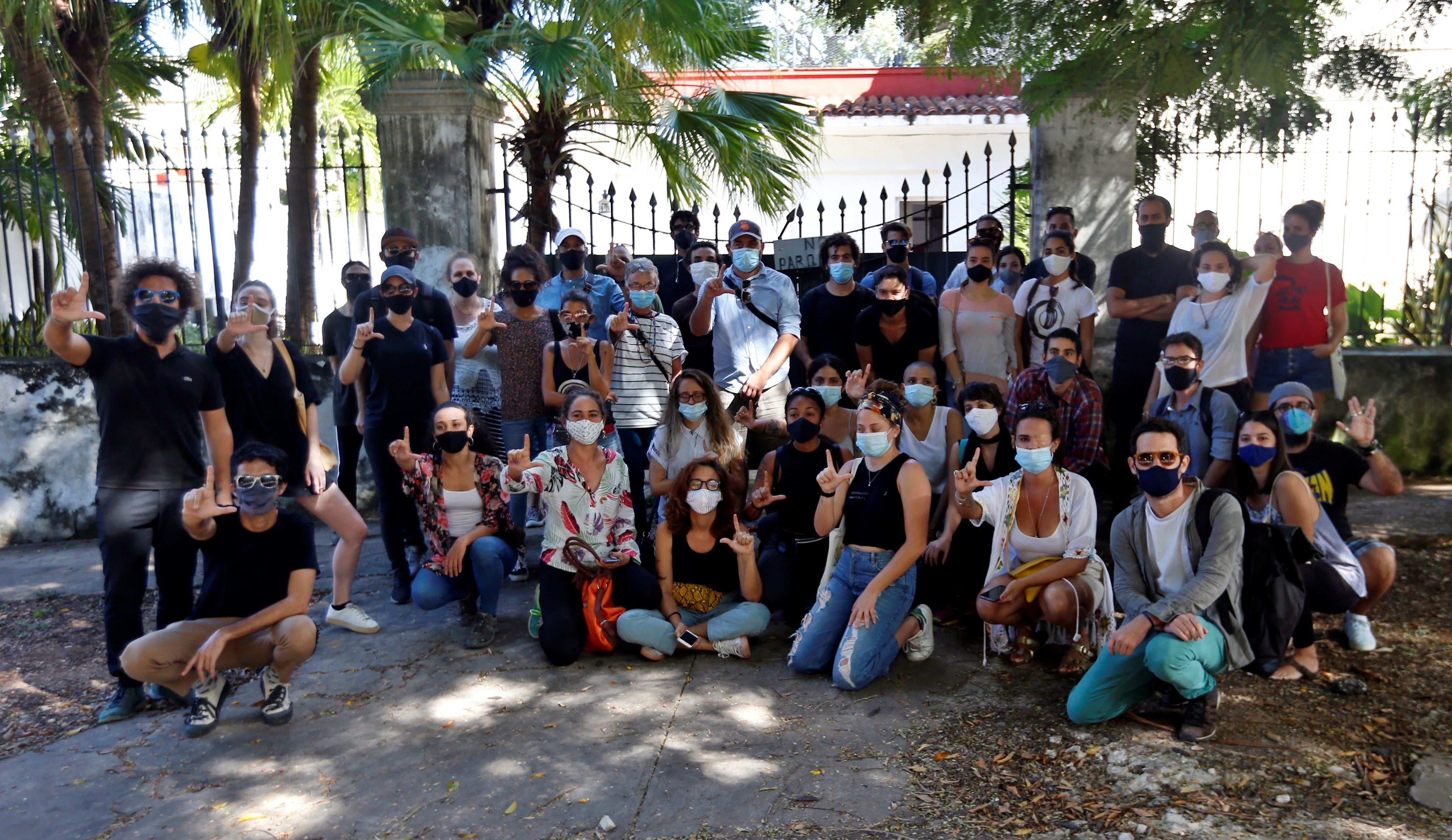 En noviembre de 2020 decenas de jóvenes artistas e intelectuales se manifestaron frente al Ministerio de Cultura cubano en apoyo a 14 opositores desalojados (EFE/ Ernesto Mastrascusa)
