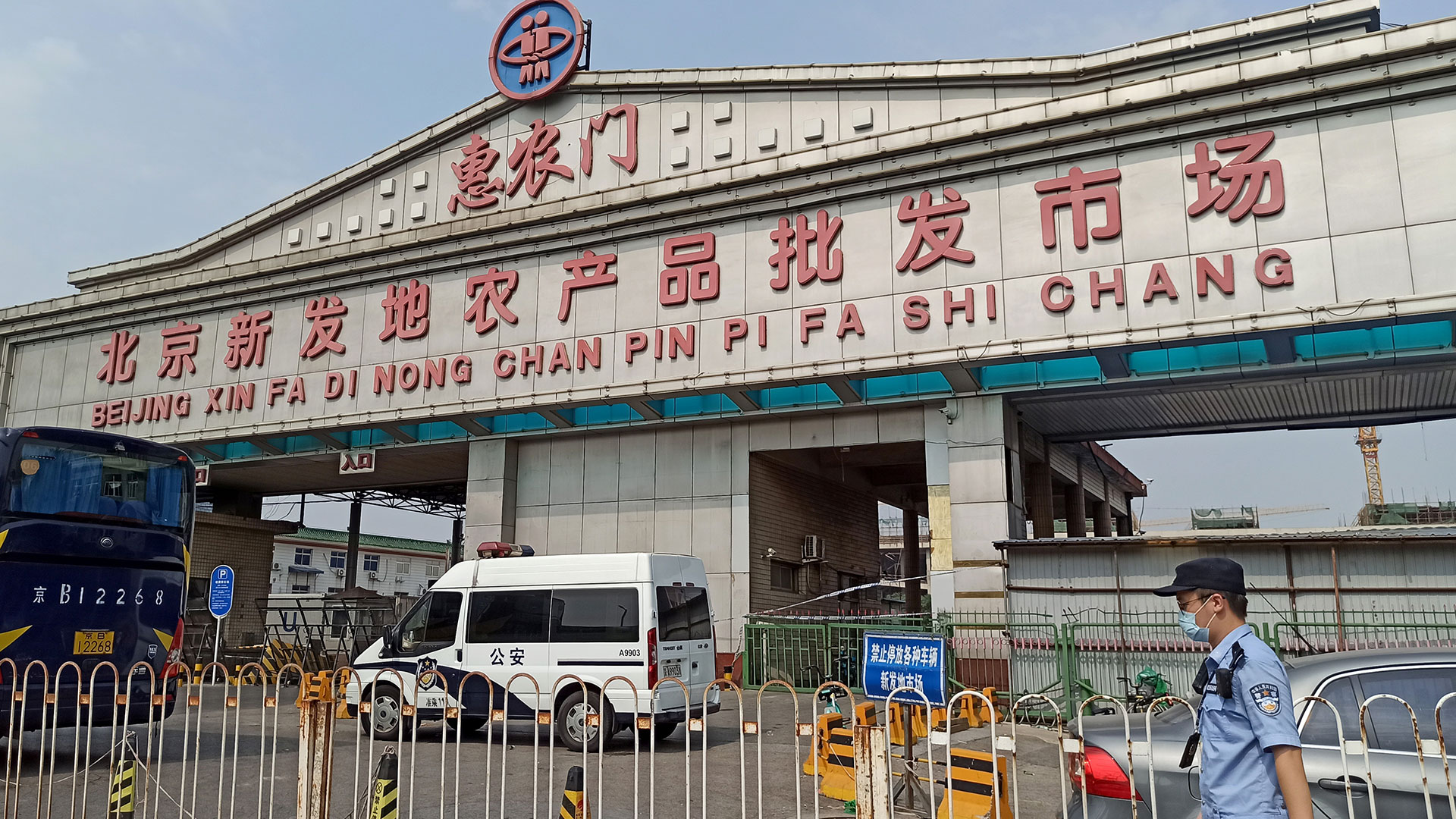 El mercado de Xinfadi tiene más de un millón de metros cuadrados, el equivalente a decenas de terrenos de fútbol (Reuters)
