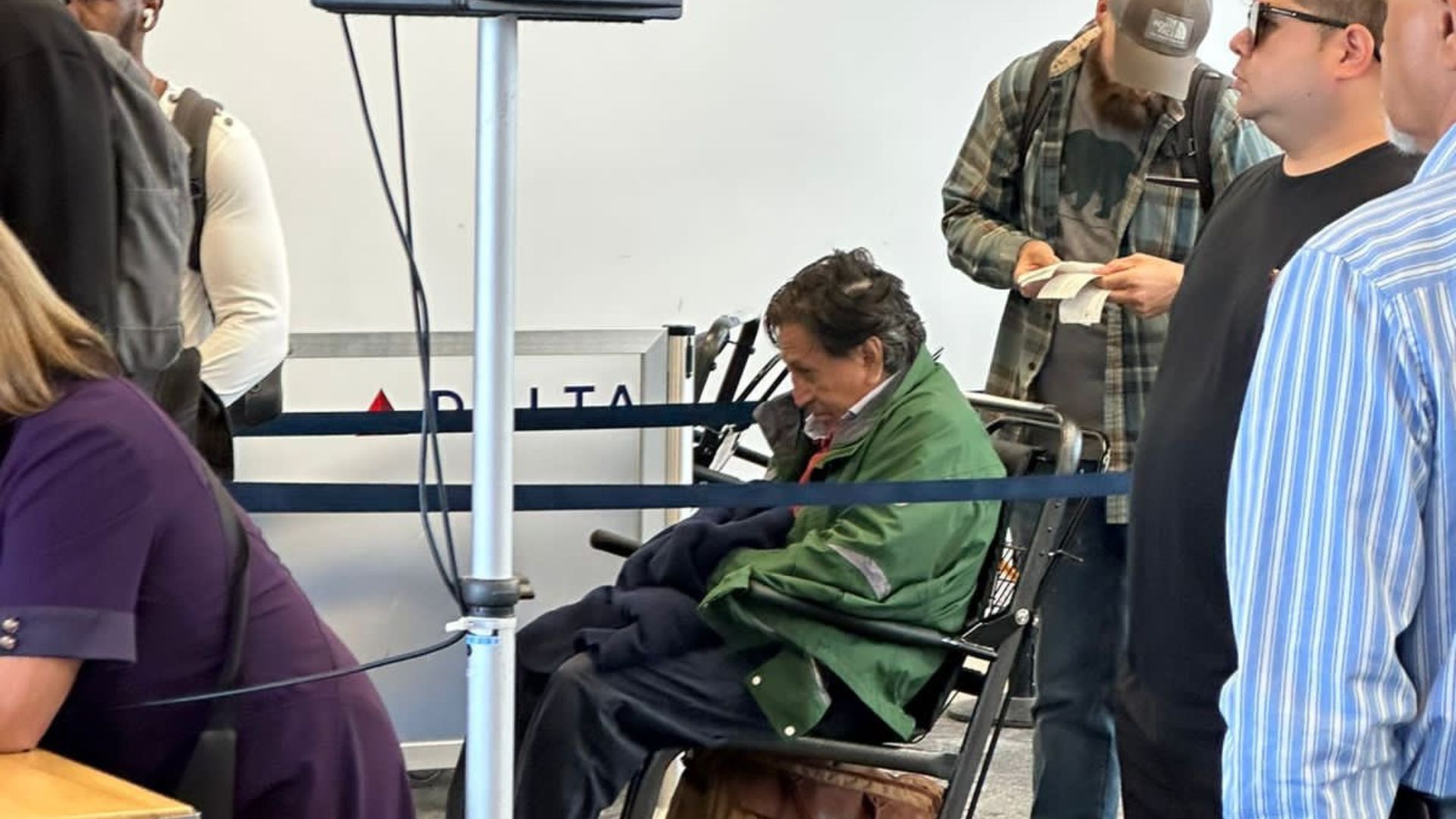 Alejandro Toledo en silla de ruedas. (Día D)