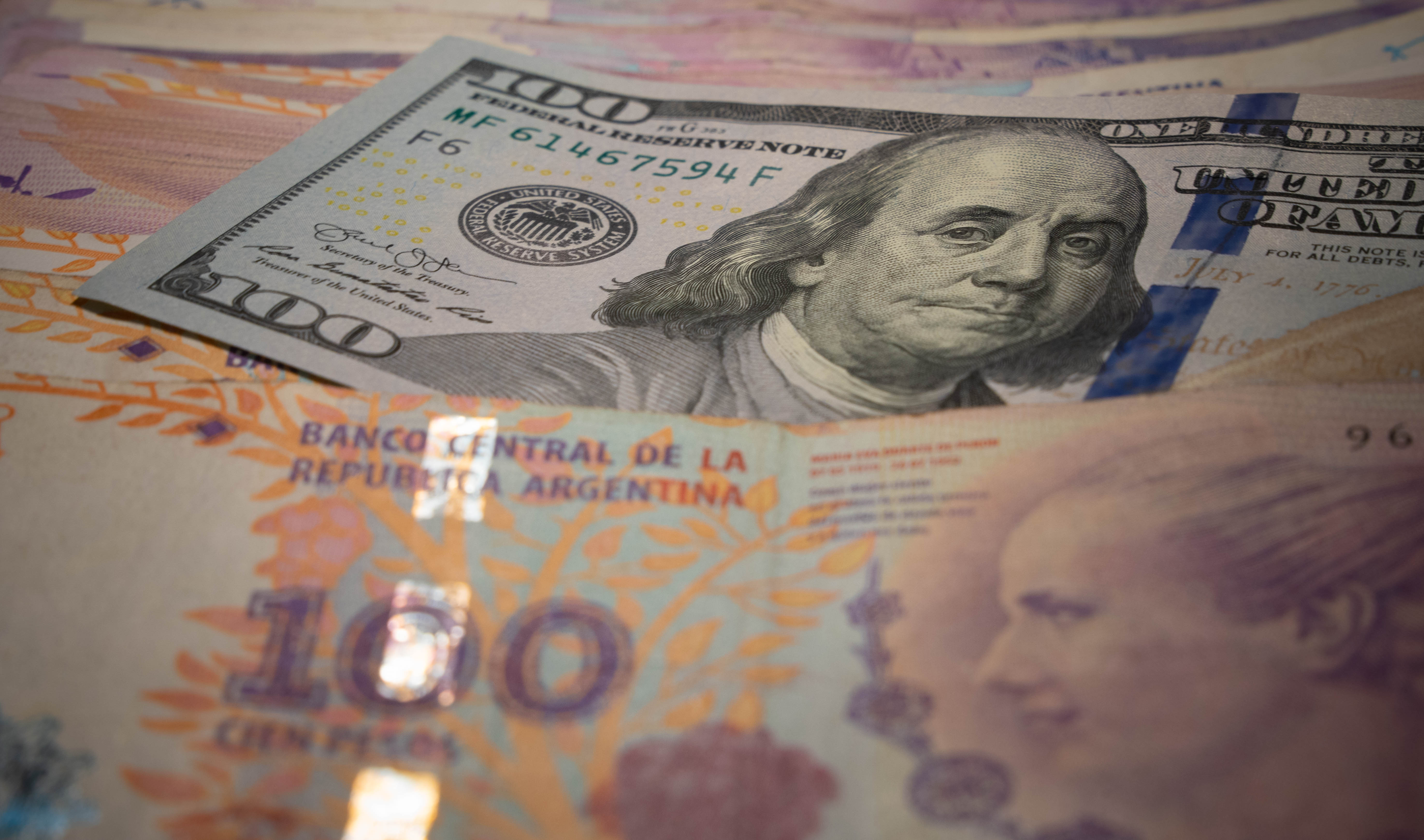 La moneda argentina está entre las que más terreno perdieron en los últimos dos años. (Foto: Franco Fafasuli)