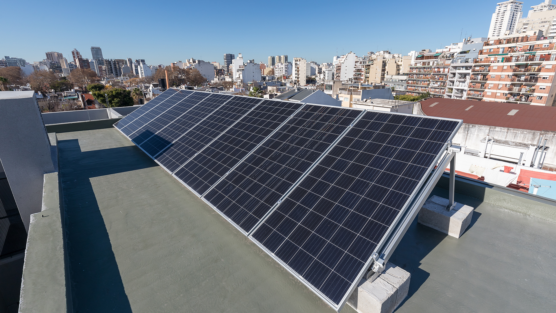 Cada vez se observan más paneles solares en los techos de las edificaciones