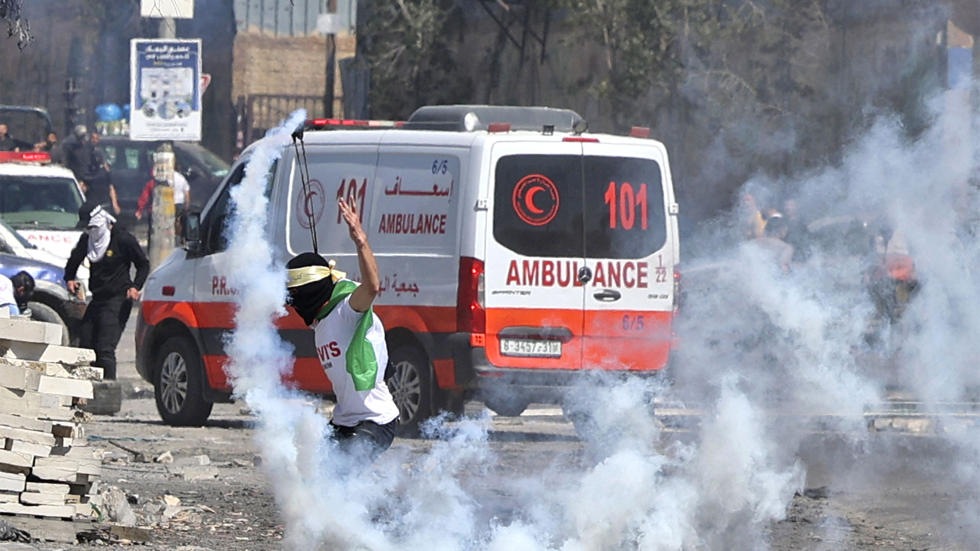 Una ambulancia en medio de la violencia (JAAFAR ASHTIYEH / AFP)