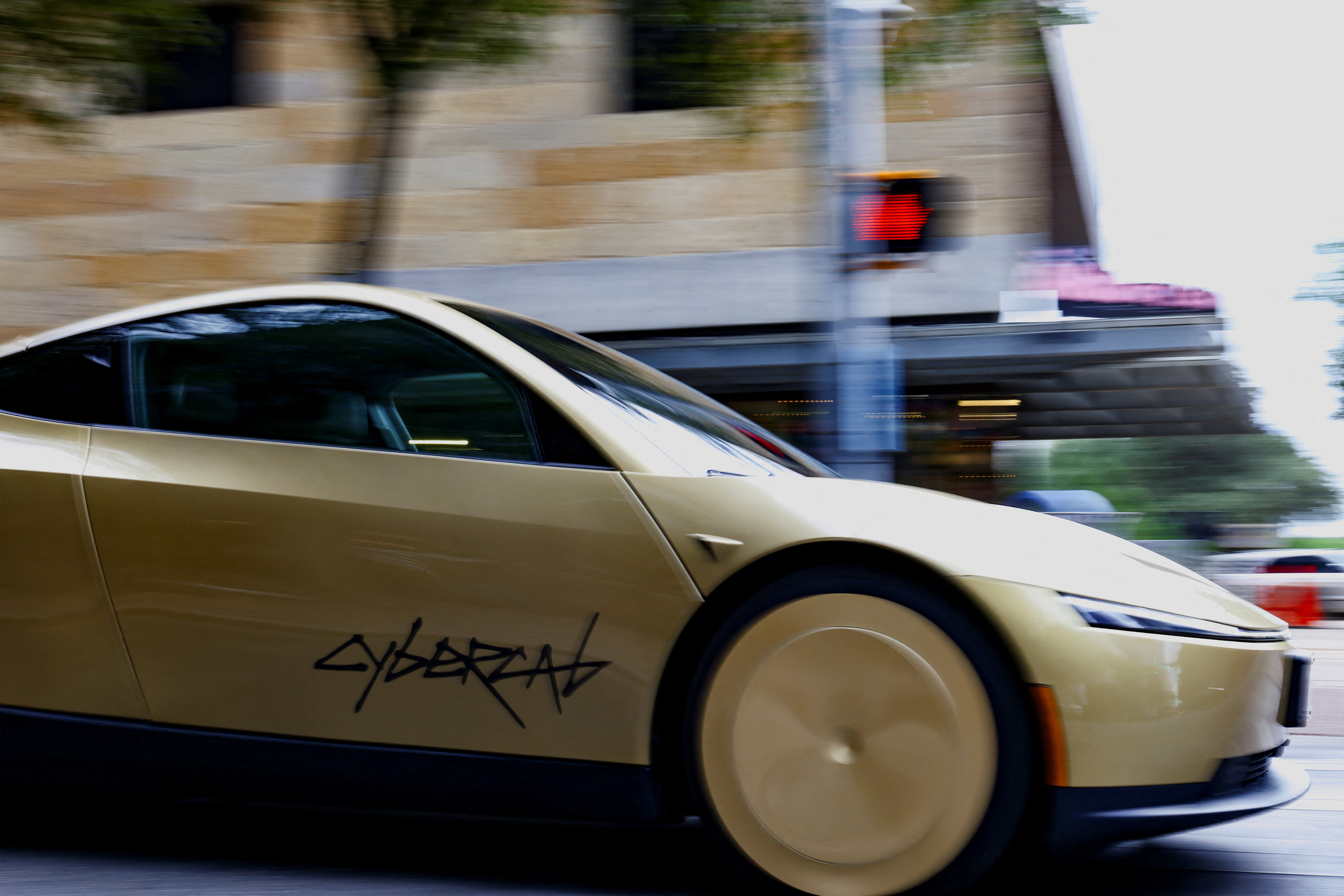 Tesla de Elon Musk será investigado por su Cybercab que no tiene volantes  ni pedales - Infobae