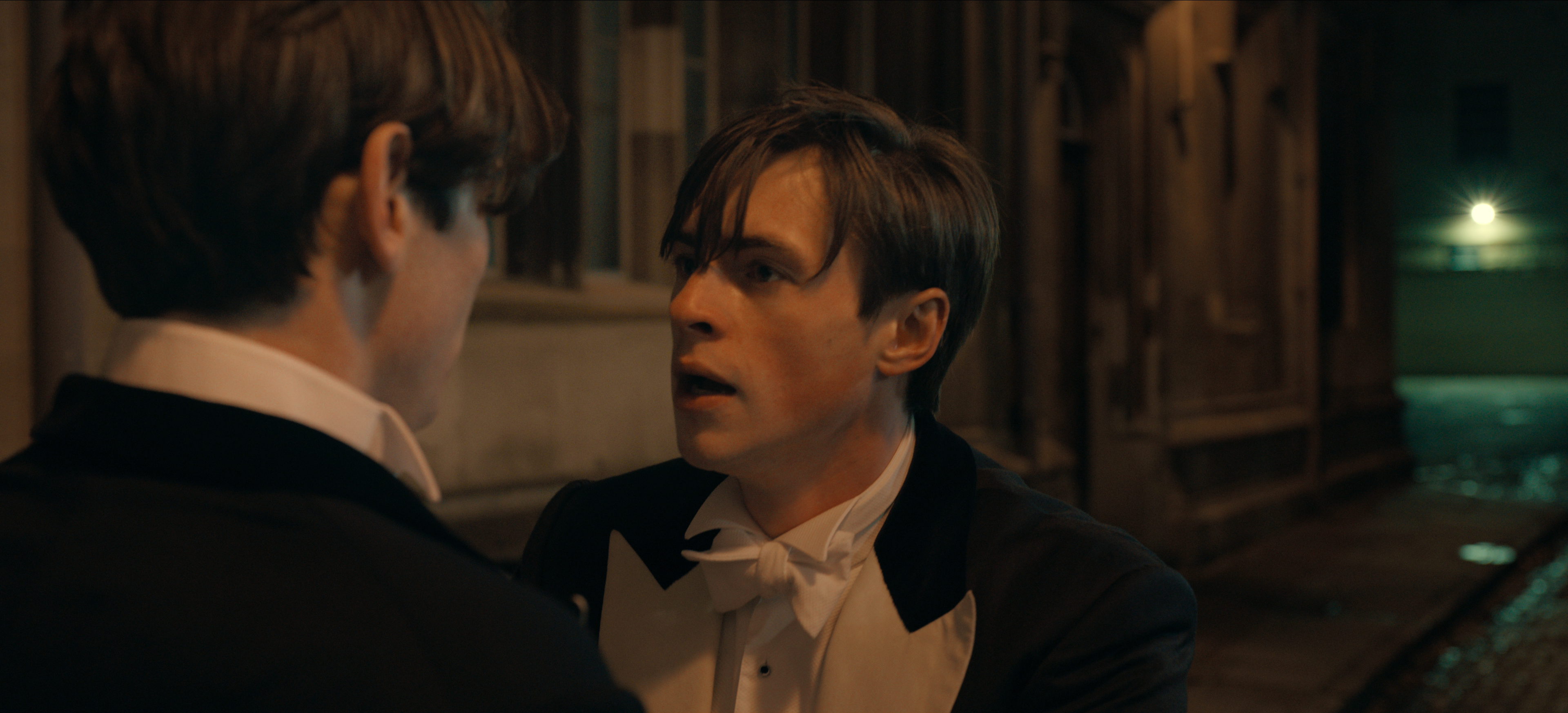 Ben Radcliffe interpreta a James Whitehouse en sus años de estudiante de la Universidad de Oxford, cuando formaba parte del Club de los Libertinos en "Anatomía de un escándalo". (Netflix) 