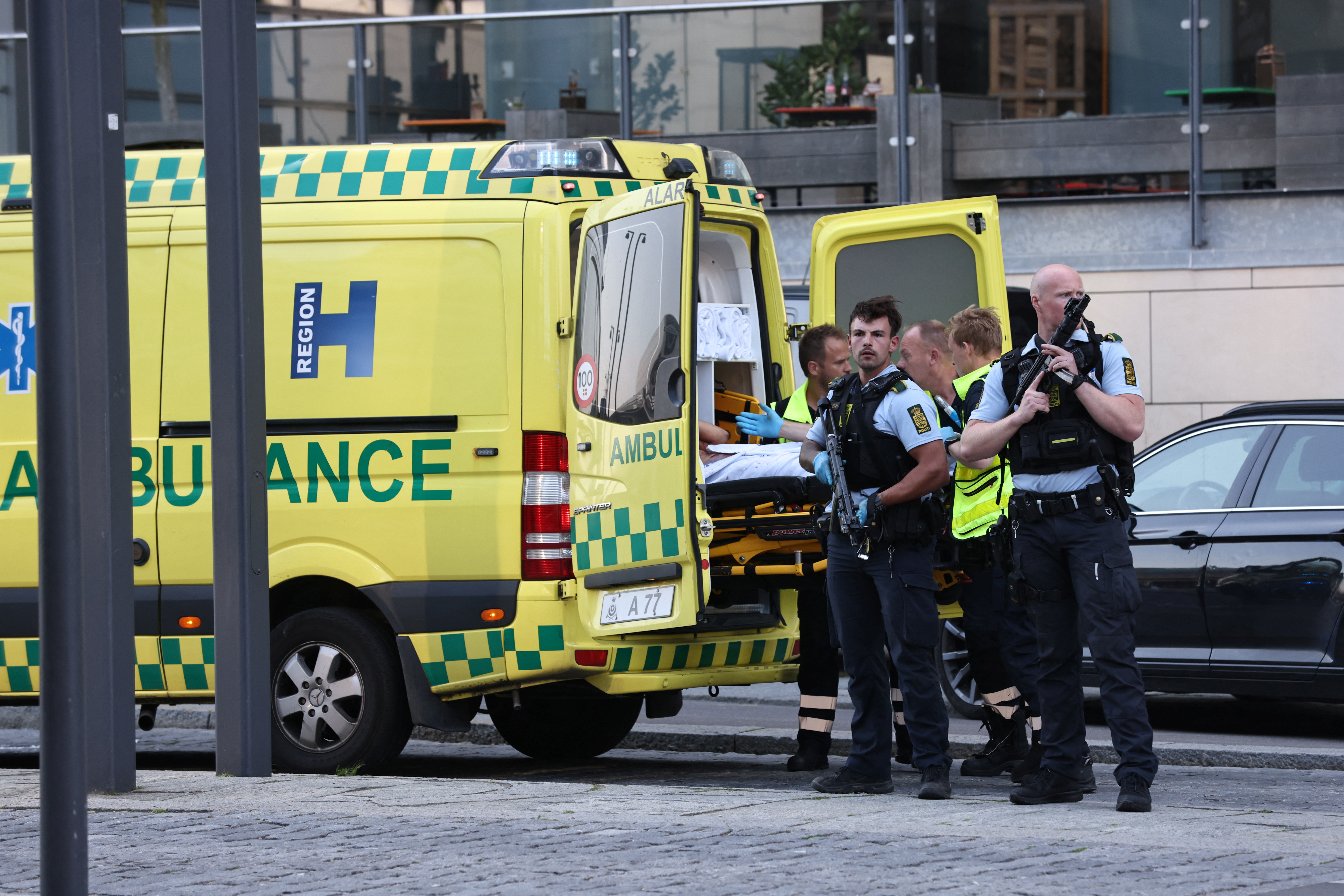 Una ambulance y policías armedos se paran frente al centro comercial de Field, después de que la policía danesa dijo que receipó reportes de disparos, en Copenhague, Dinamarca, el 3 de julio de de 2022.. Ritzau Scanpix/Olafur Steinar Gestsson via REUTERS   