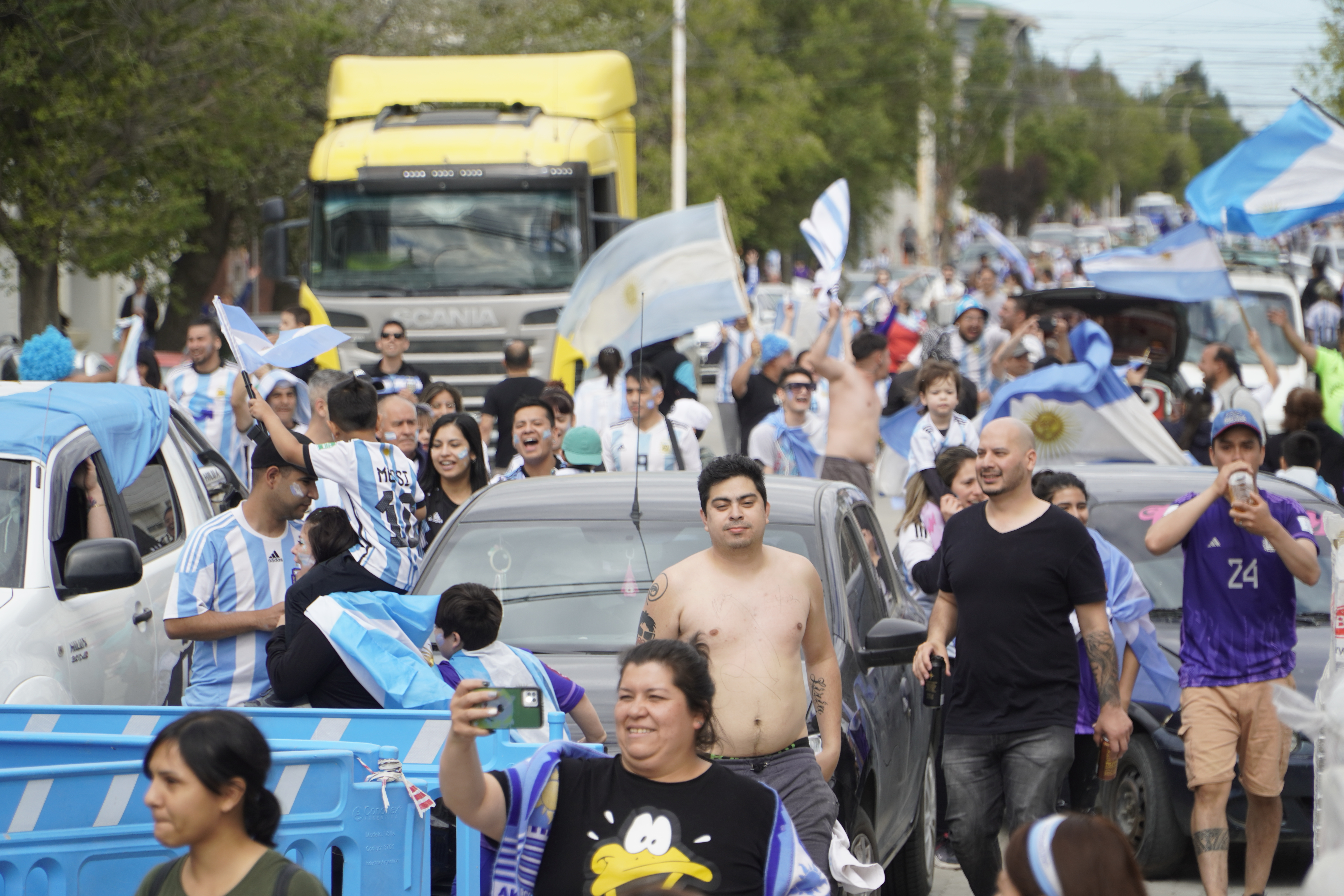 El festejo fue en todo el país: aquí, una imagen de la caravana de autos en Río Gallegos, Santa Cruz (Walter Díaz)