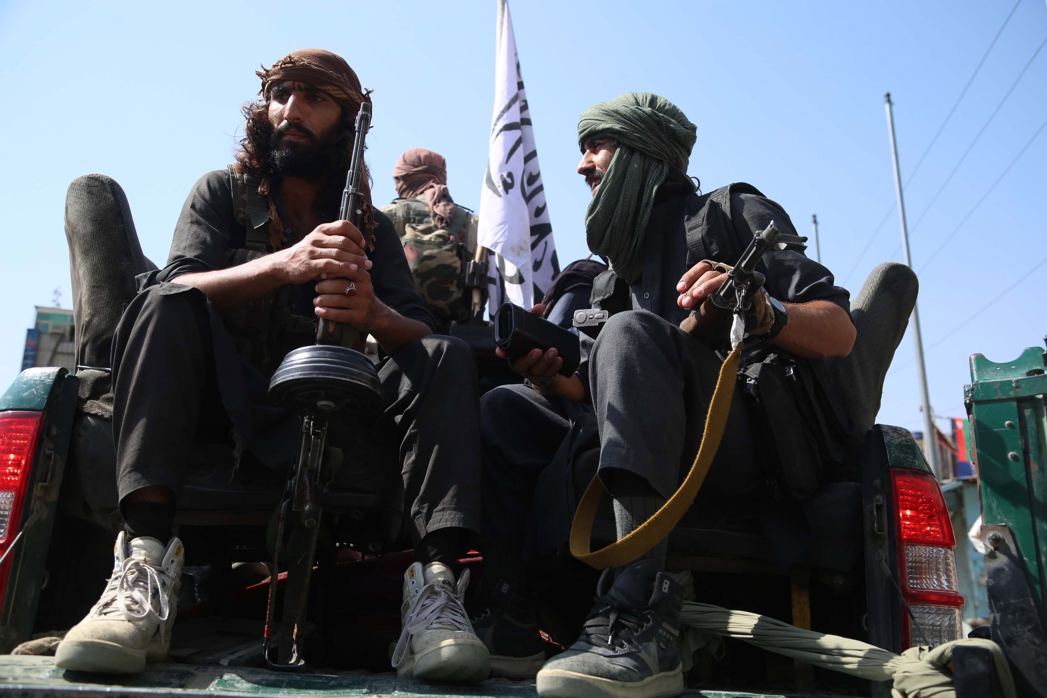 Combatientes talibanes patrullan en Jalalabad, Afganistán