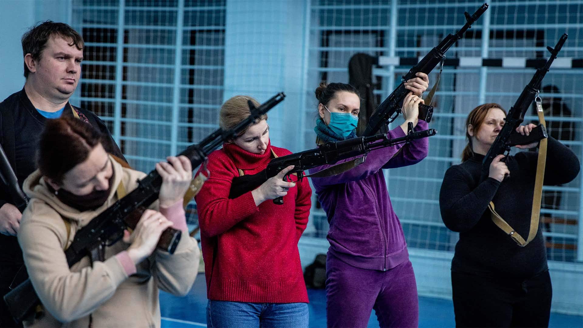 Un grupo de mujeres reciben entrenamiento militar en el Raión de Pechersk, uno de slo barrios de Kiev donde van a integrar la defensa popular. (Foto Raión de Pechersk)