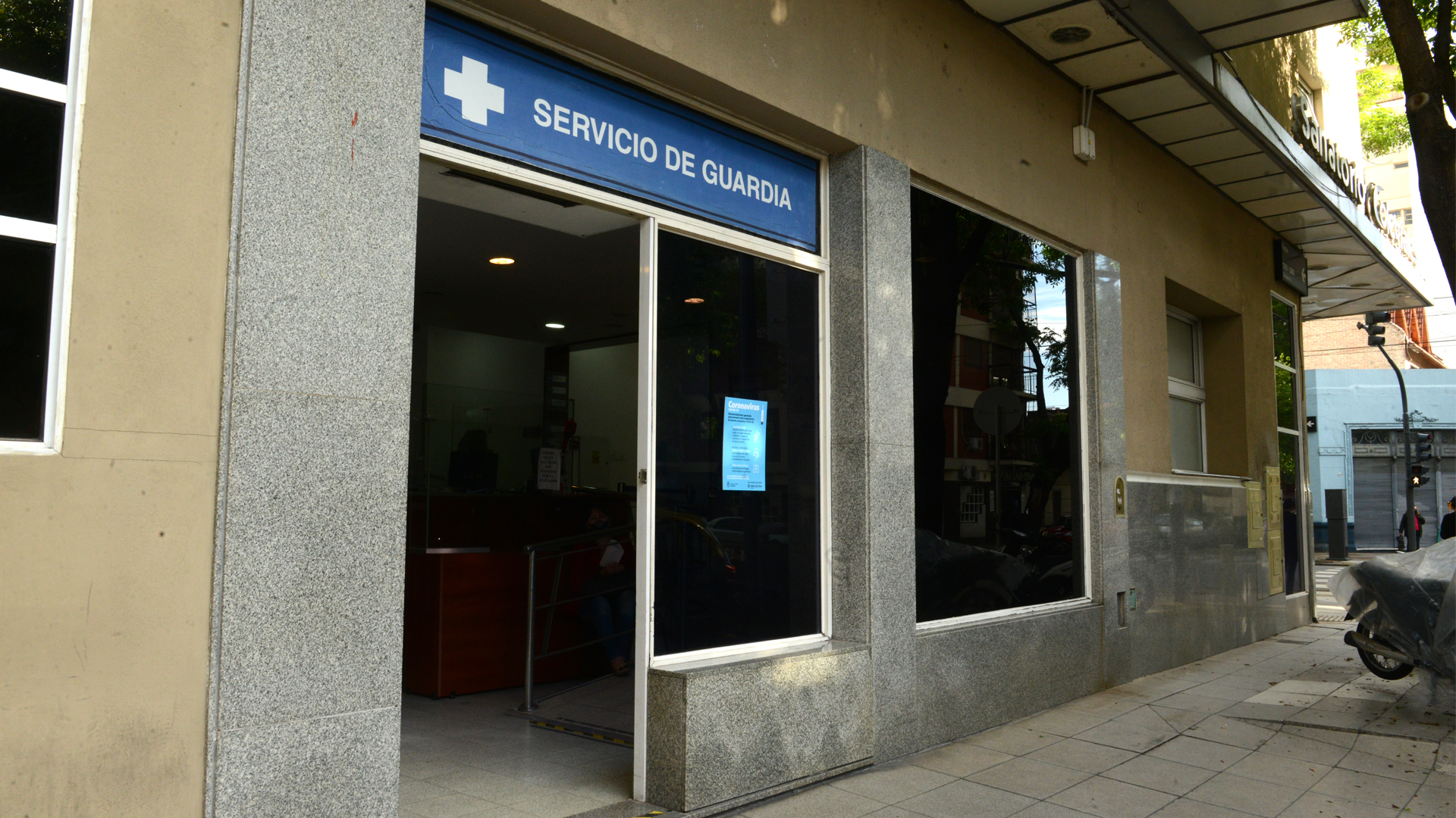 La doctora comenta que hay muchos casos de pacientes que van a la guardia y ellos mismos o sus familiares no quieren quedar internados porque saben que no podrán visitarlos. Foto: Fernando Calzada.