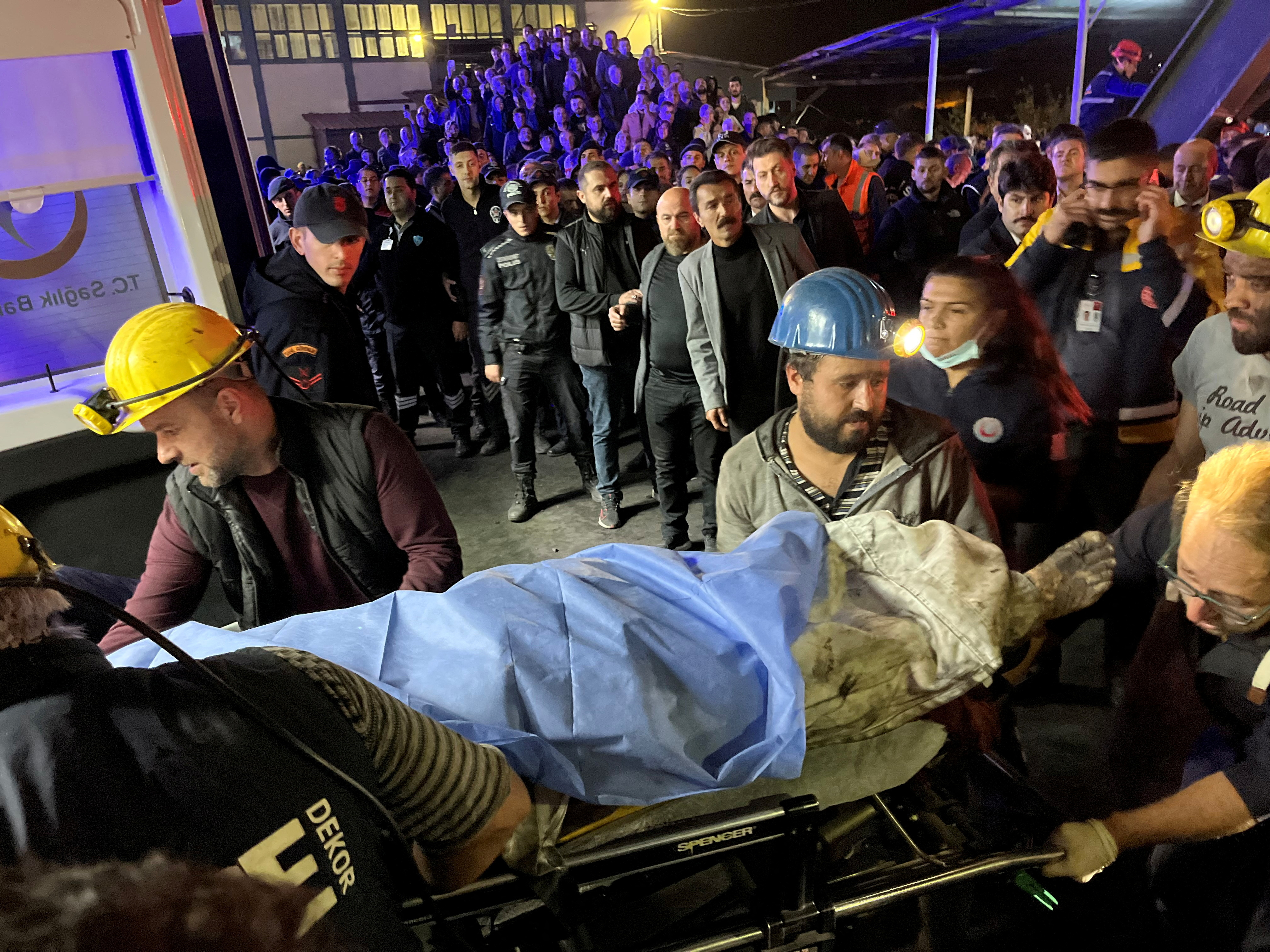 Trasladan a uno de los trabajadores que resultó herido (Reuters)