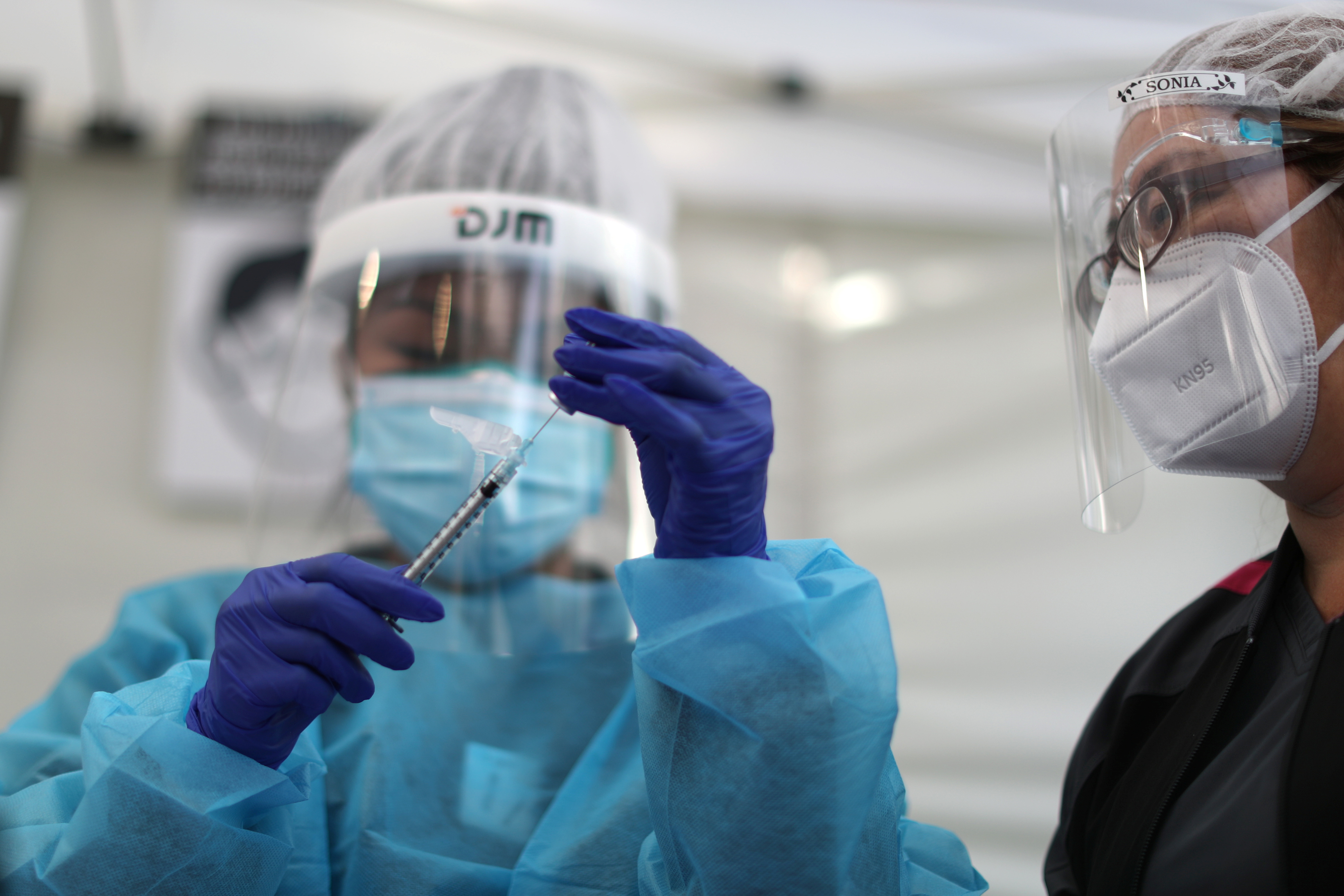 Dos trabajadoras de salud con la vacuna Pfizer REUTERS/Lucy Nicholson