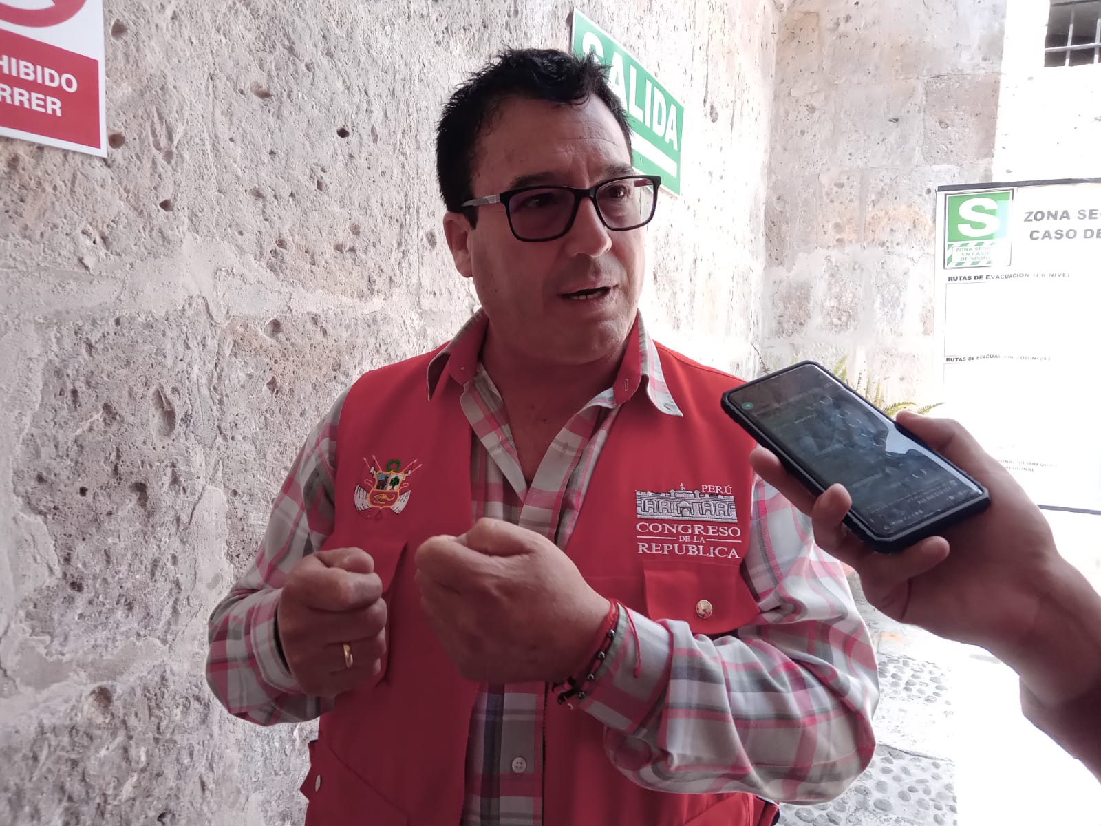 El congresista de Acción Popular, Edwin Martínez, protagonizó un bochornoso incidente en la región Arequipa.