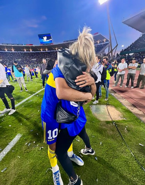 El abrazo entre el Toto y su pareja