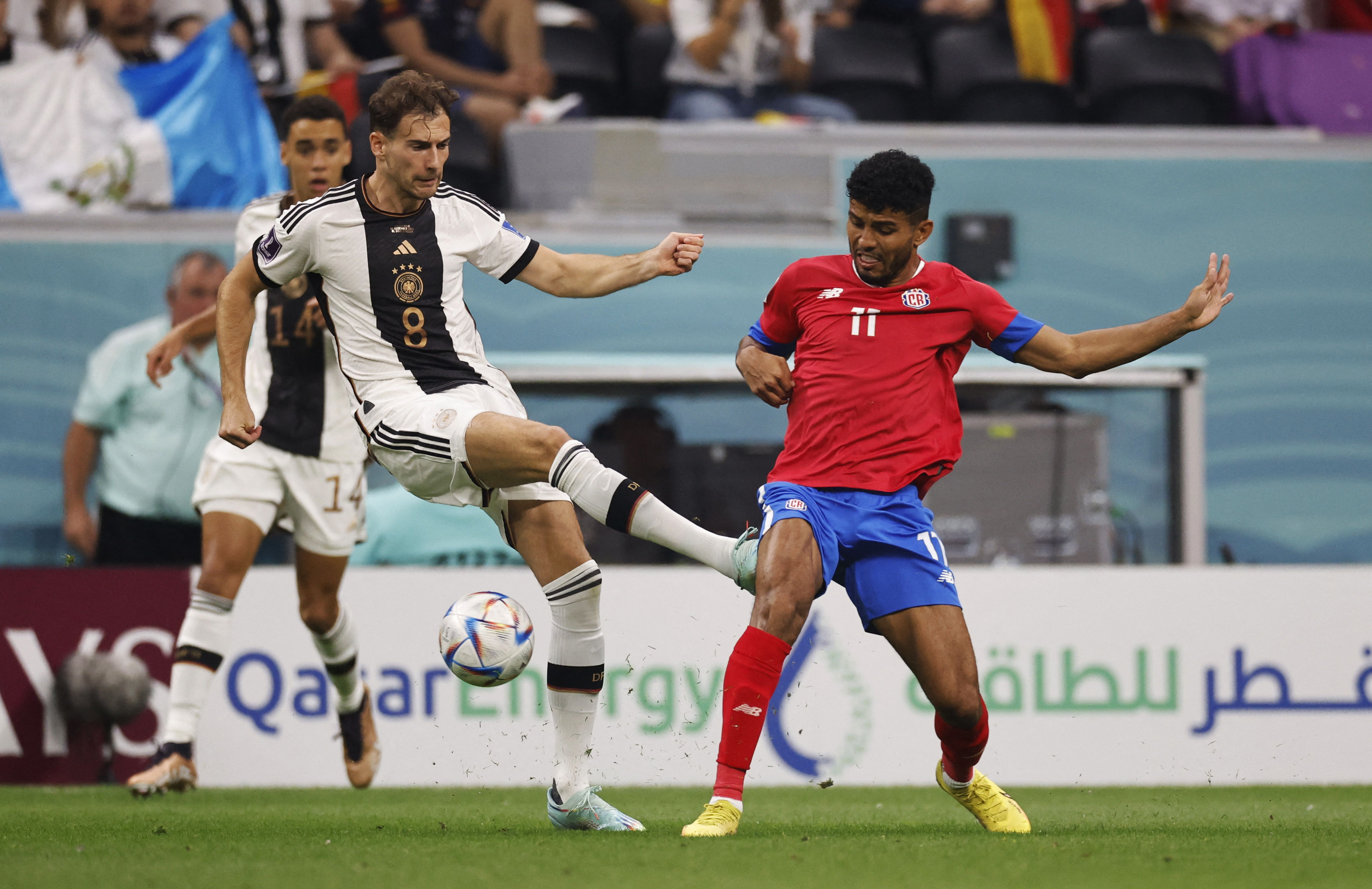 Fútbol - Copa Mundial de la FIFA Qatar 2022 - Grupo E - Costa Rica contra Alemania - Estadio al Bayt, al Khor, Qatar - 1 de diciembre de 2022 Leon Goretzka de Alemania en acción con Johan Venegas de Costa Rica REUTERS/Thaier Al-Sudani