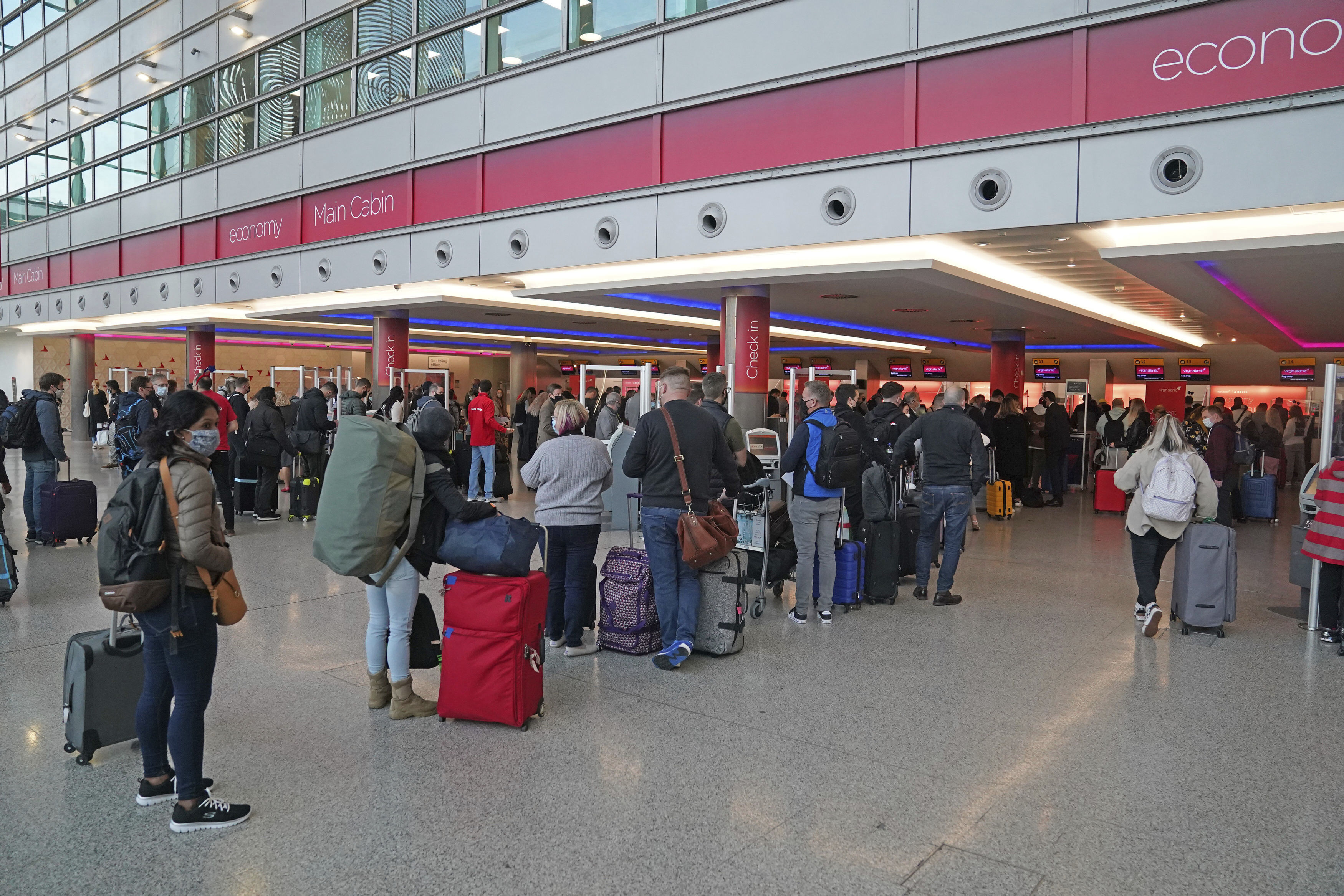 Los pasajeros hacen cola en la T3 del aeropuerto de Londres Heathrow mientras EE. UU. reabre su fronteras este lunes (Steve Parsons / PA vía AP).