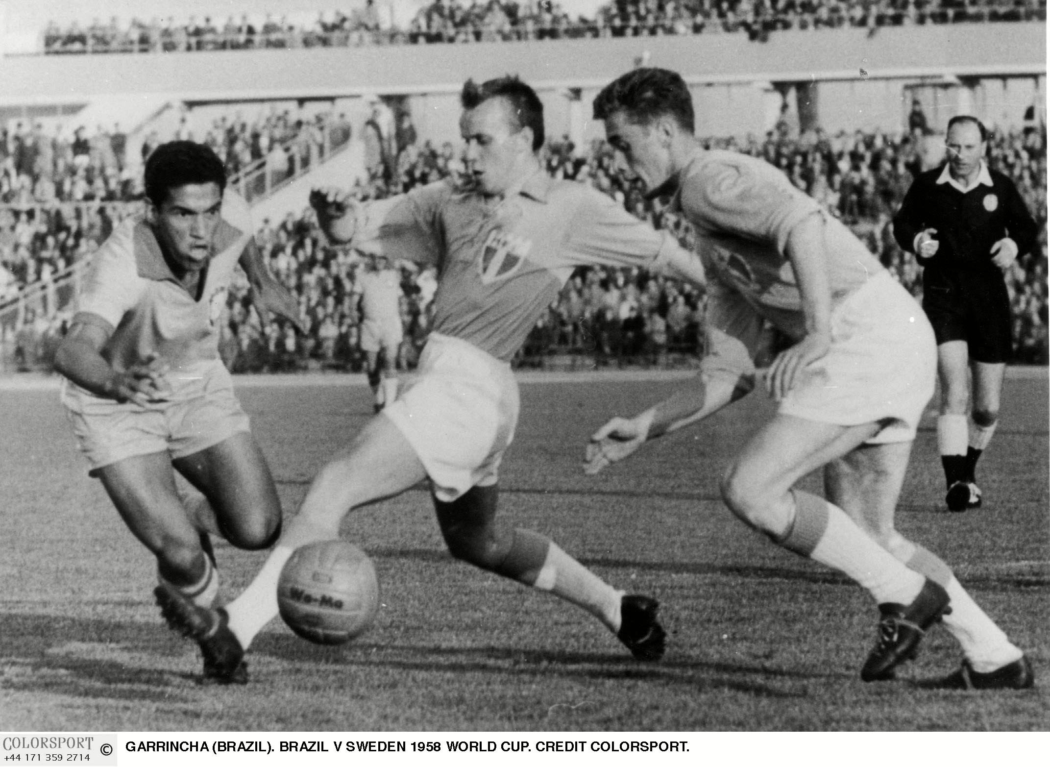 Garrincha elude a rivales en un encuentro entre Brasil y Suecia en el Mundial de 1958 (Mandatory Credit: Photo by Colorsport/Shutterstock)