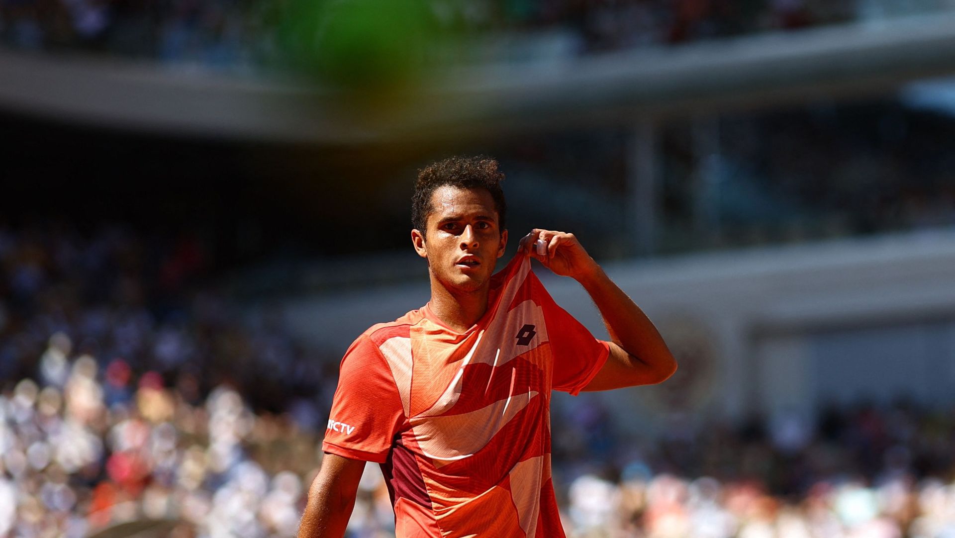 ¡Solo aplausos! Juan Pablo Varillas perdió ante Novak Djokovic y se despidió con la frente en alto del Roland Garros 2023