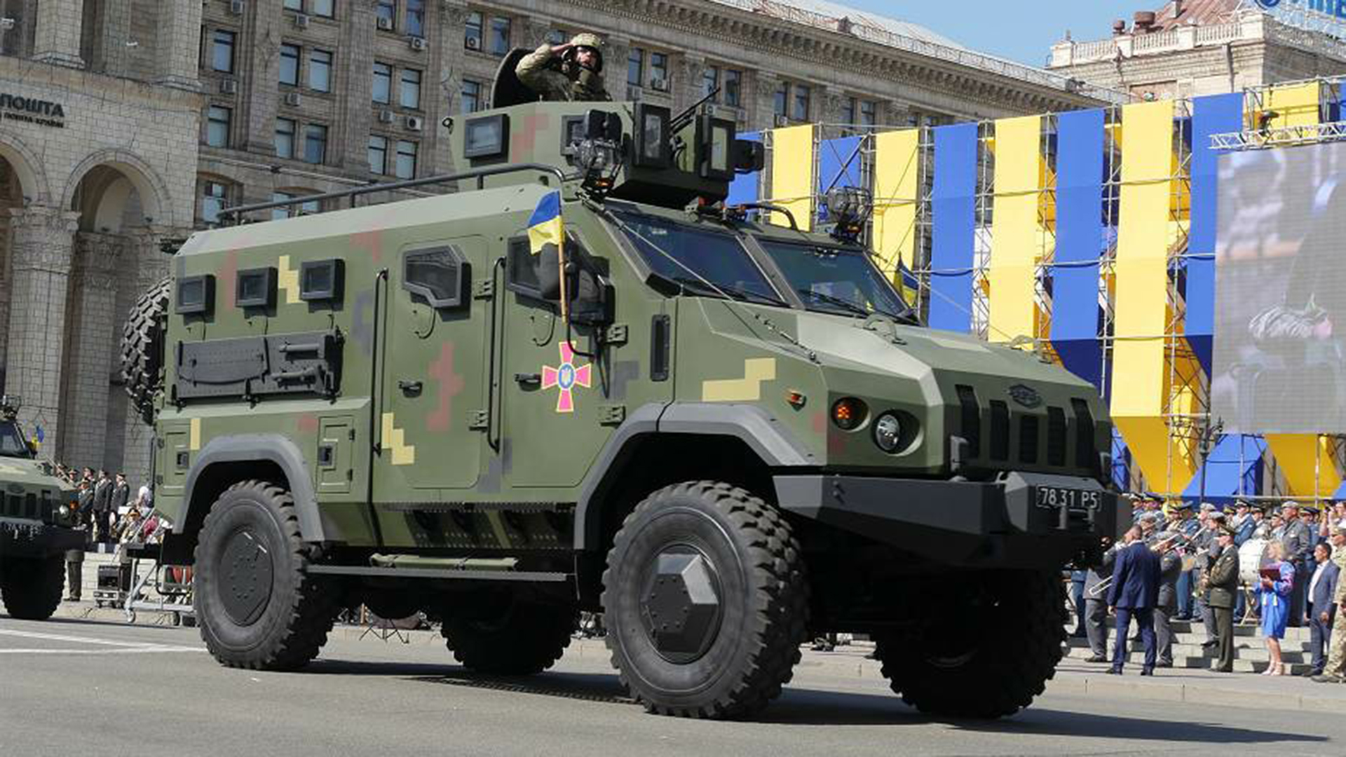 Los vehículos ucranianos se distinguen por unas marcas "pixeladas" en su carrocería.