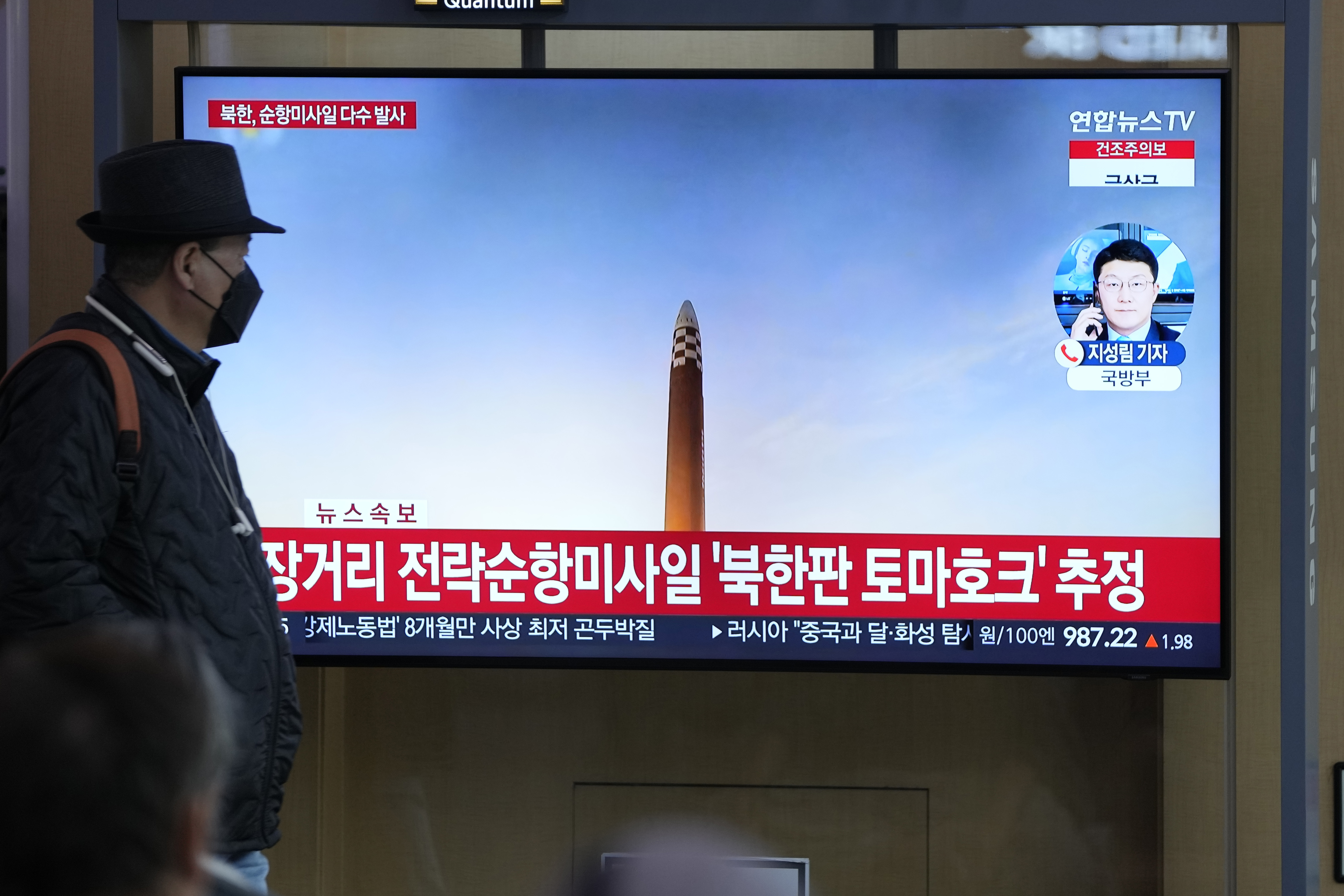 En una pantalla de televisión se muestra un noticiero que reporta un lanzamiento de misiles de Corea del Norte, en la estación de tren de Seúl, en Corea del Sur  (AP Foto/Lee Jin-man)
