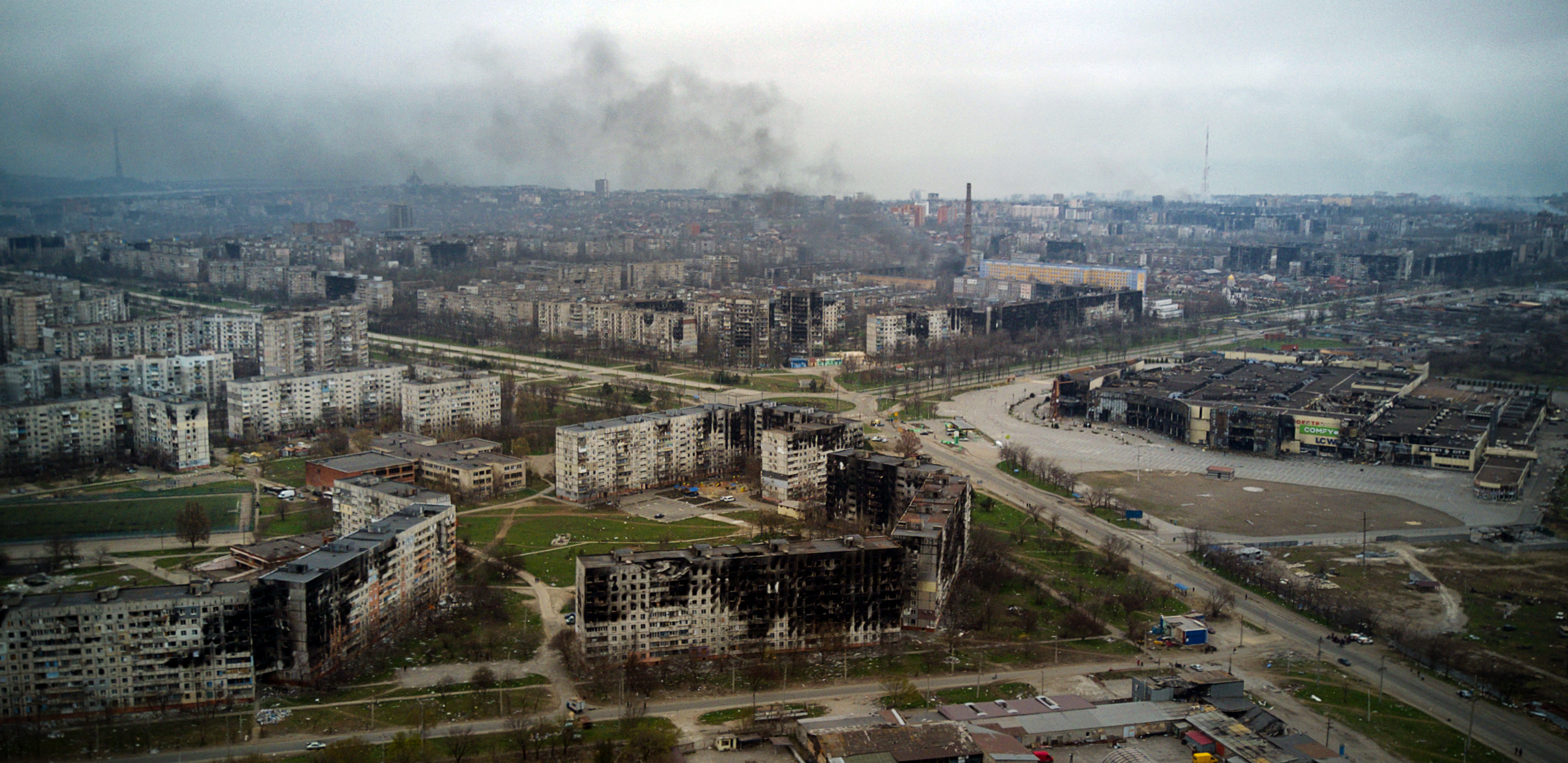 Una vista aérea tomada el 12 de abril de 2022 muestra la ciudad de Mariupol, durante la invasión militar de Rusia lanzada contra Ucrania. (Andrey BORODULIN / AFP)