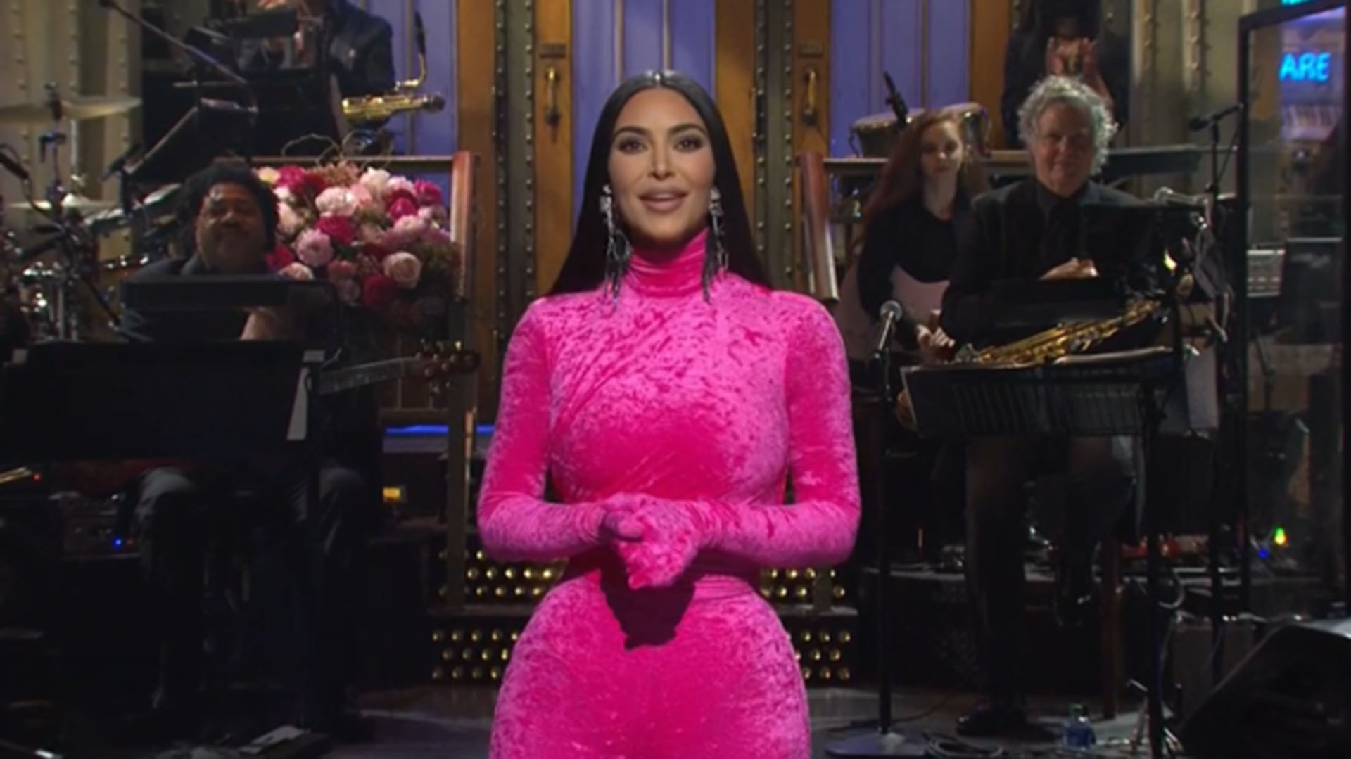 El explosivo paso de Kim Kardashian West por SNL: habló de su video sexual,  se burló de sus hermanas y dio detalles de su divorcio