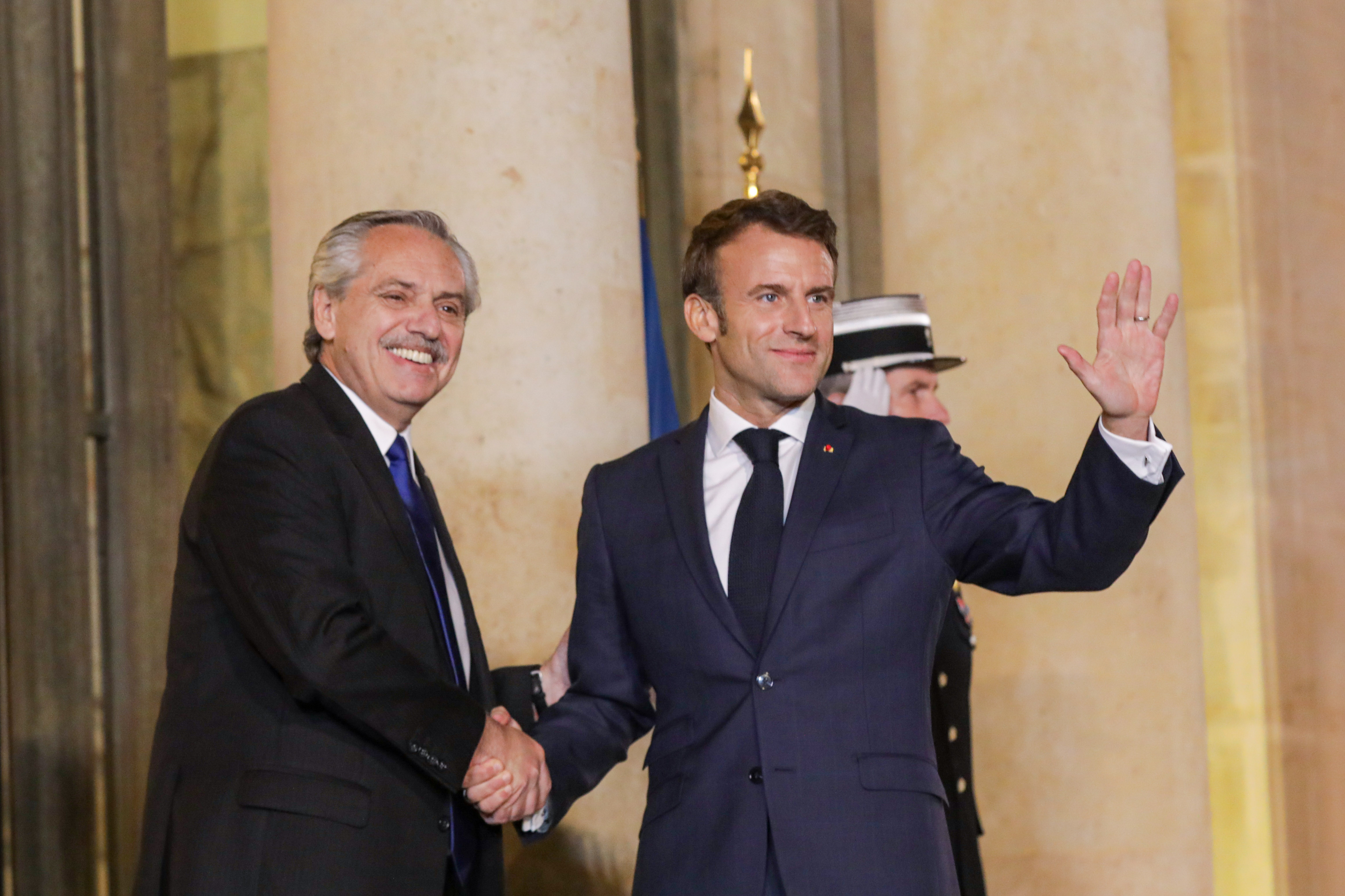 Alberto Fernández y Emmanuel Macron, ayer en París