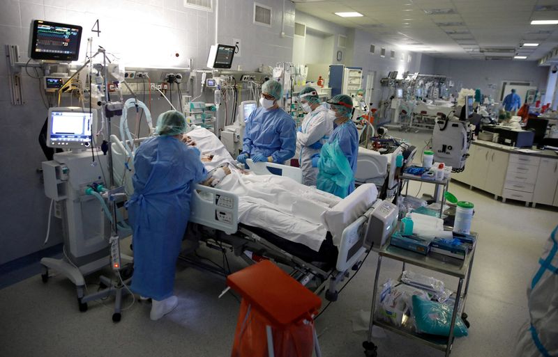 Para Debbag, "las UTI aumentan más de lo que parece y la velocidad de ingreso de pacientes está siendo acelerada" (Reuters)