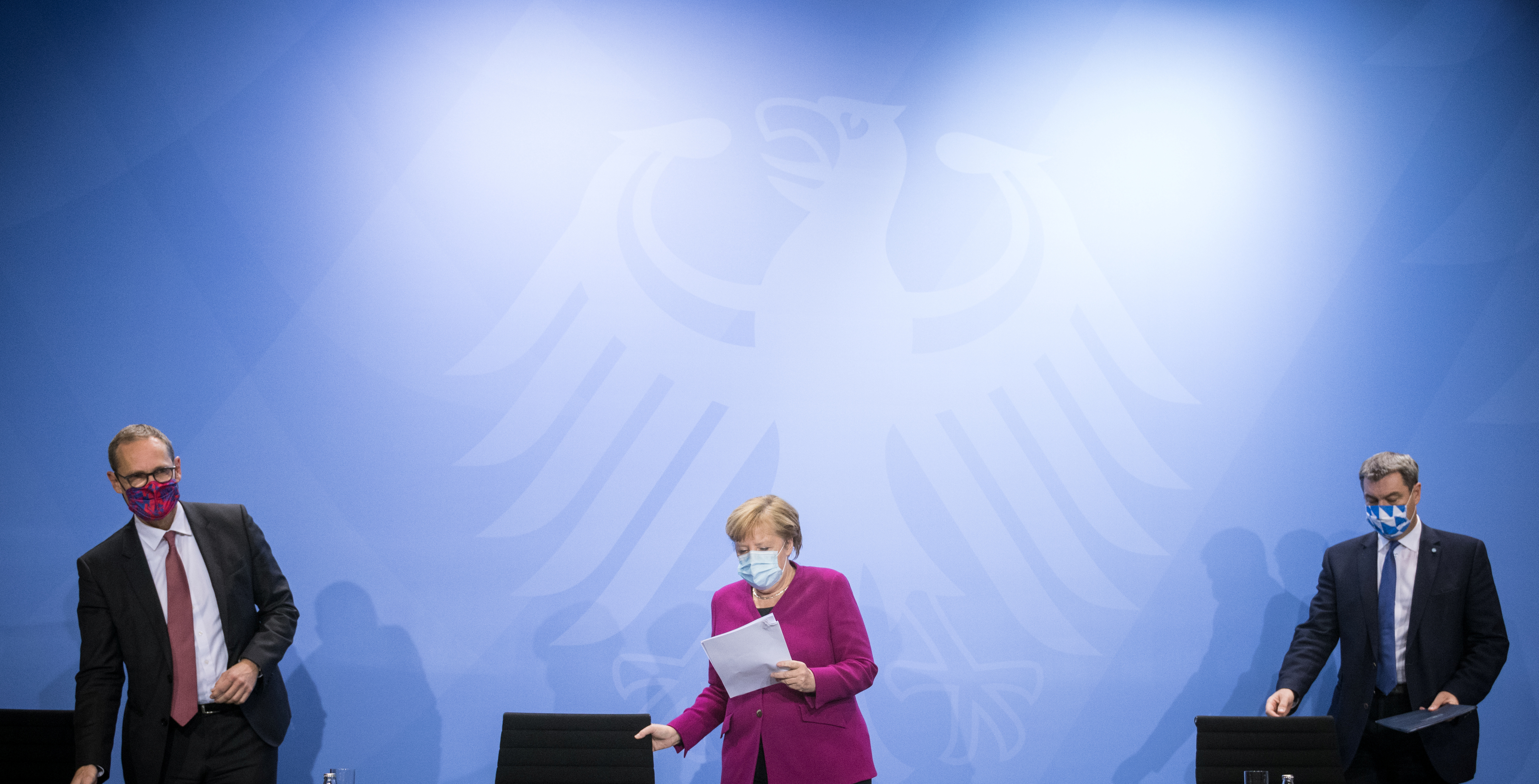 Angela Merkel y líderes locales en conferencia de prensa. Stefanie Loos/Pool via REUTERS