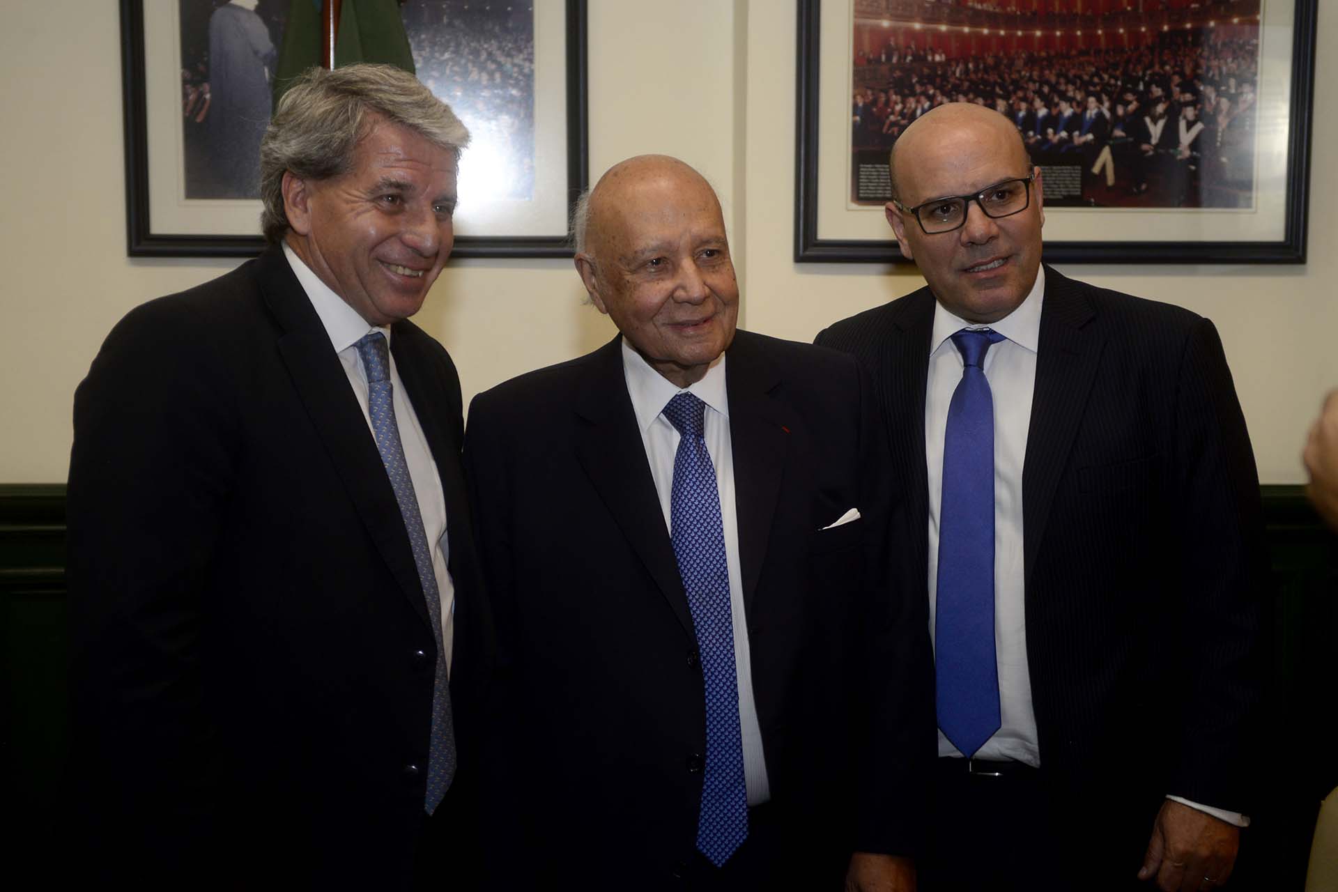 El procurador general de la Ciudad, Gabriel Astarloa, junto a los abogados Juan Carlos y Ezequiel Cassagne 