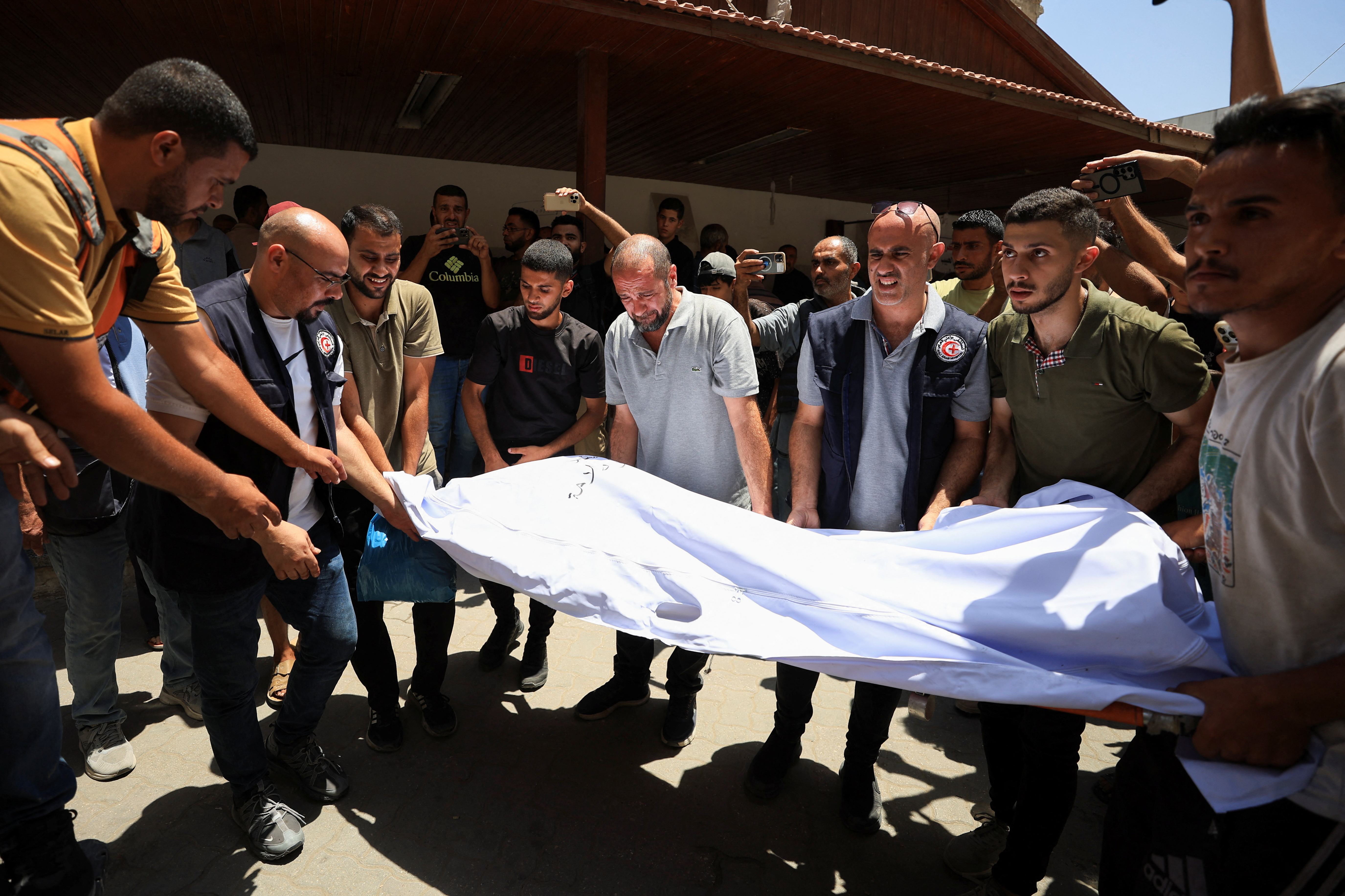 Fue atacada la única iglesia católica de Gaza: dos muertos y seis heridos, entre ellos el párroco Gabriel Romanelli 
