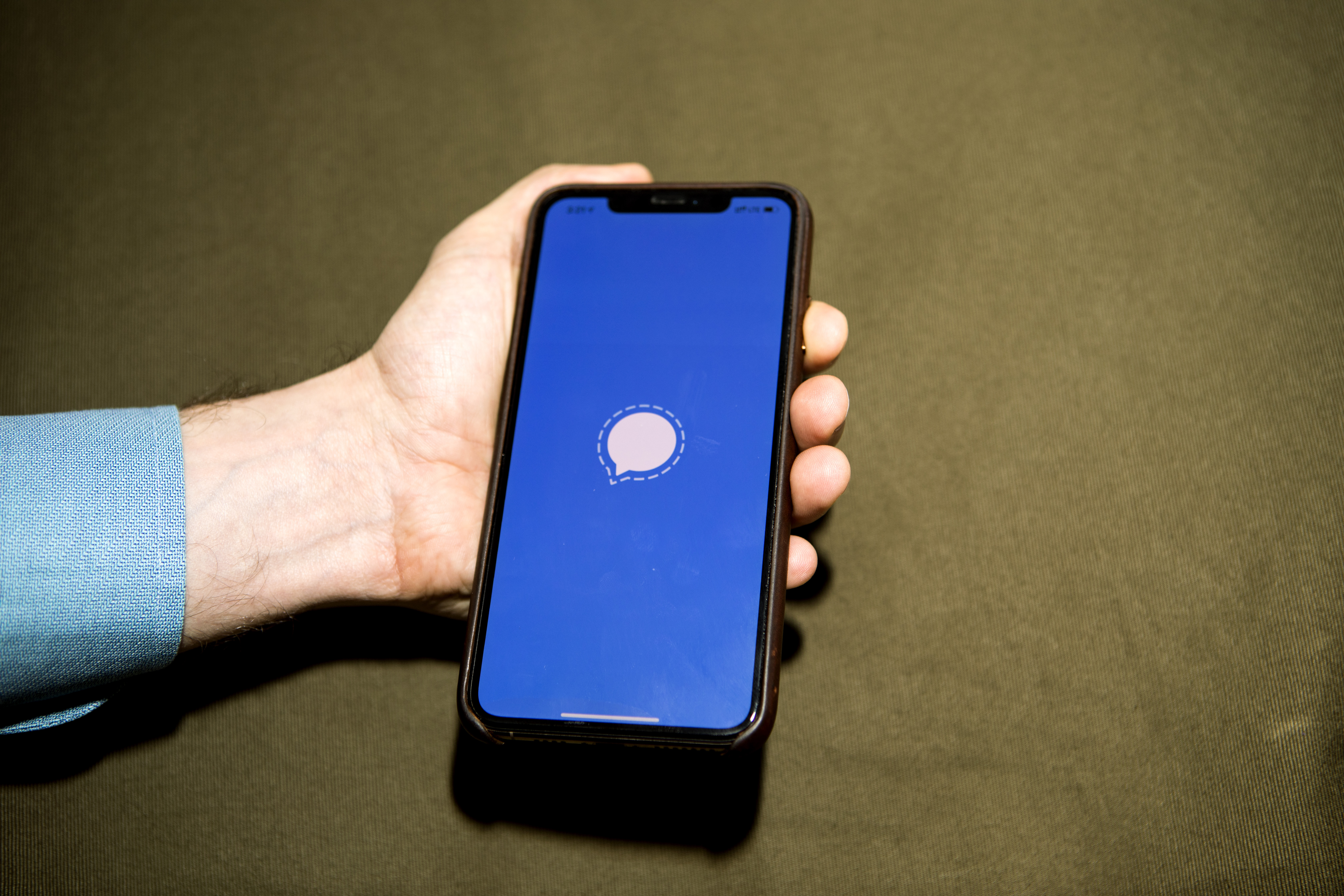 En la app Signal, los mensajes están cifrados de extremo a extremo, lo que quiere decir que están “blindados” mientras navegan por la web hasta que llegan al destinatario.