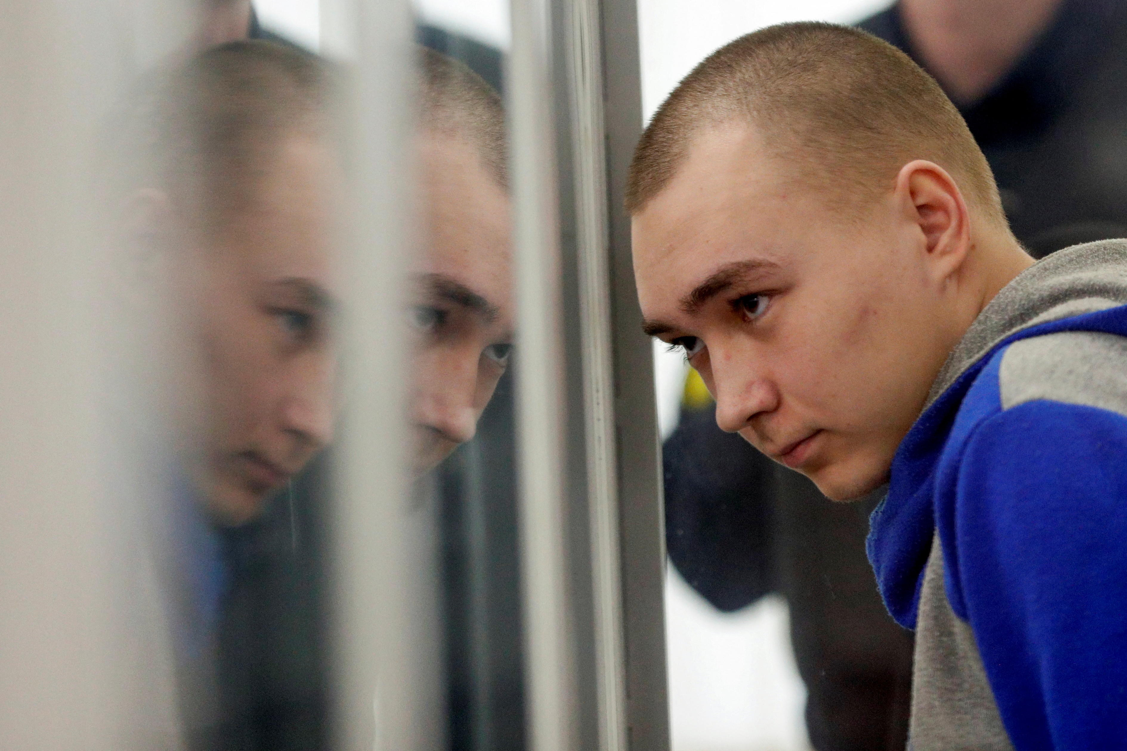 Vadim Shishimarin, 21, mengaku membunuh seorang warga sipil selama operasi di Sumy, Ukraina utara (REUTERS / Viacheslav Ratynskyi)