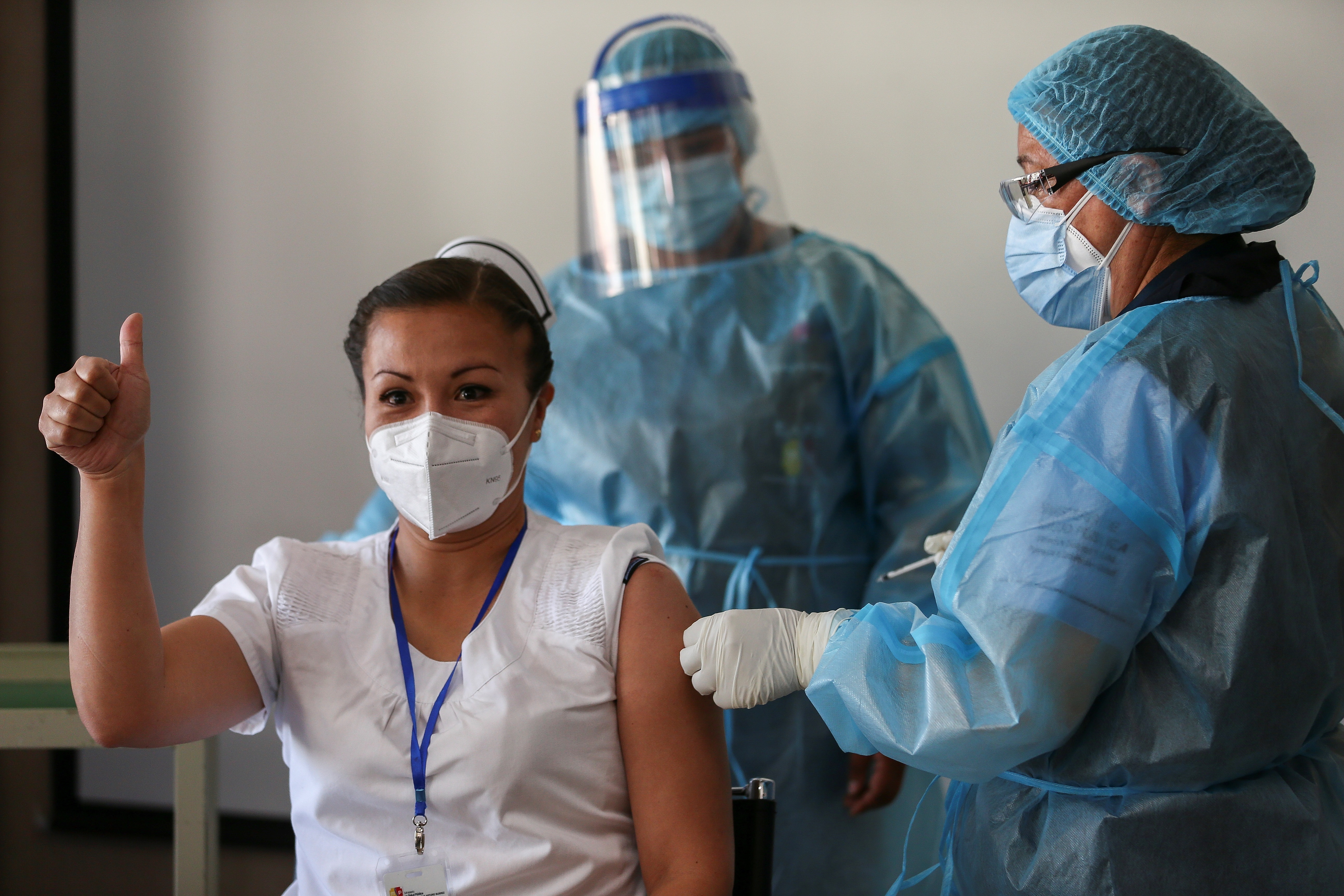 La enfermera Cristina Chango recibe la vacuna contra la covid-19 en el Hospital Centinela Pablo Arturo Suárez en Quito (Ecuador). EFE/Jose Jacome/Archivo
