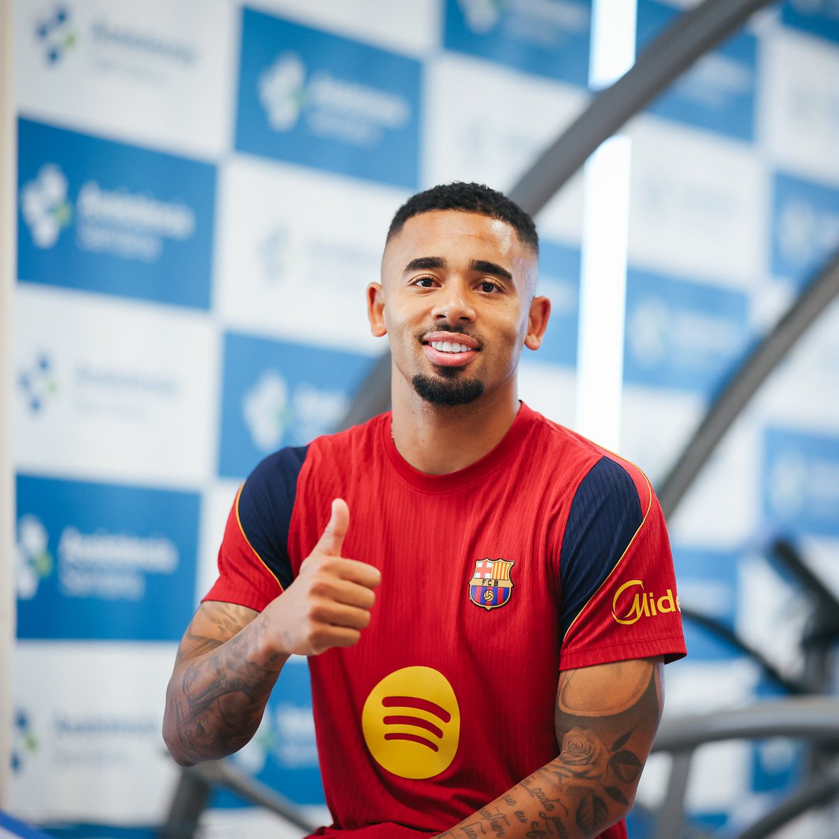 Tras la caída de la negociación por Julián Álvarez, Barcelona oficializó el fichaje de un delantero brasileño