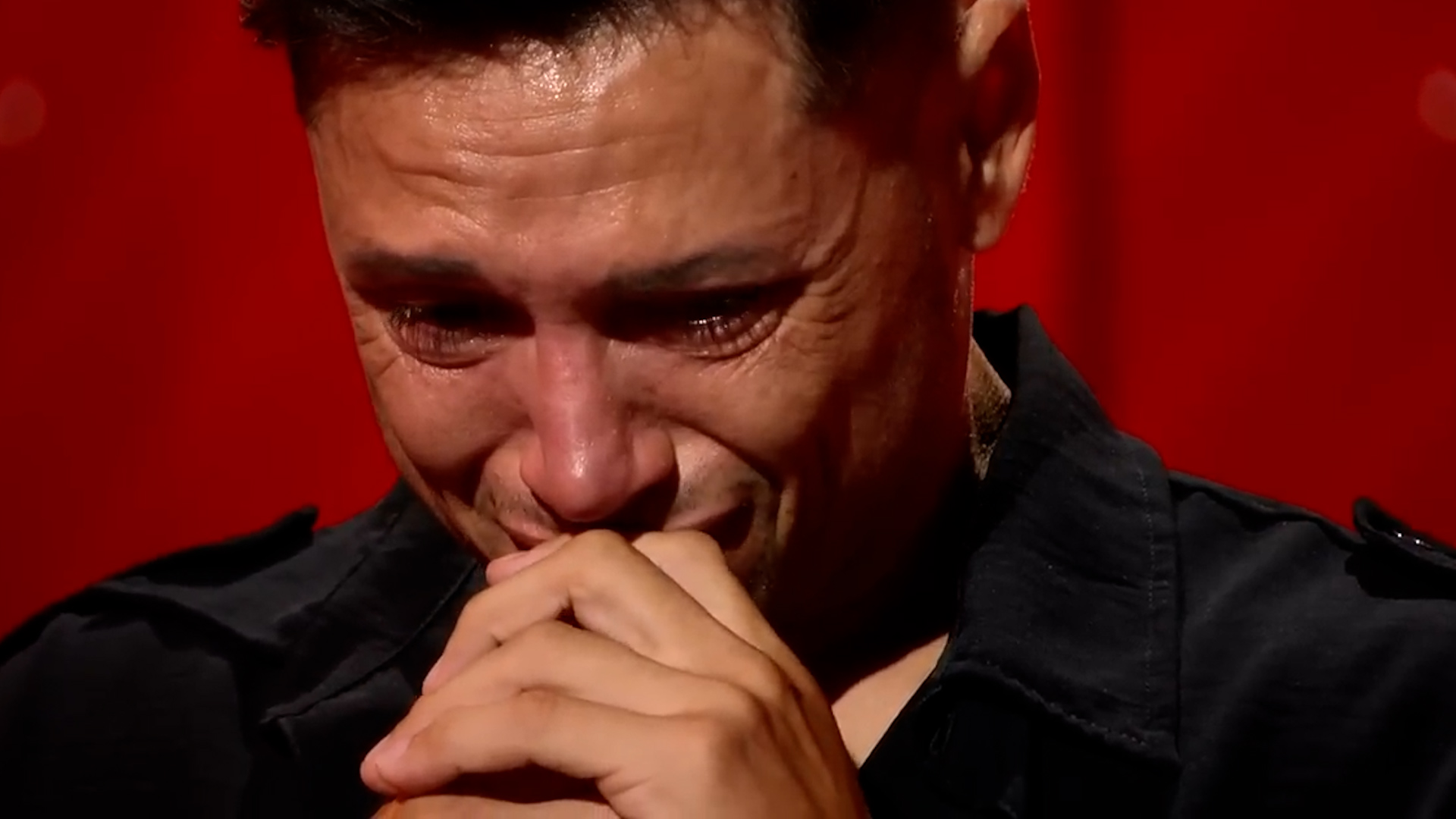 El desconsolado llanto de Mauro Zárate en medio de una entrevista cuando le mostraron las declaraciones de sus padres tras su primer gol profesional