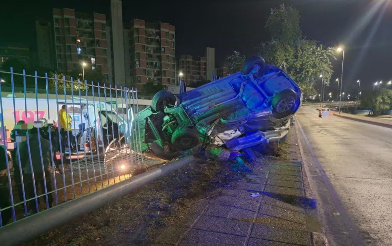 Perdi&oacute; el control, choc&oacute; contra el Ministerio de Ciencia y Tecnolog&iacute;a de C&oacute;rdoba y el auto qued&oacute; dado vuelta 
