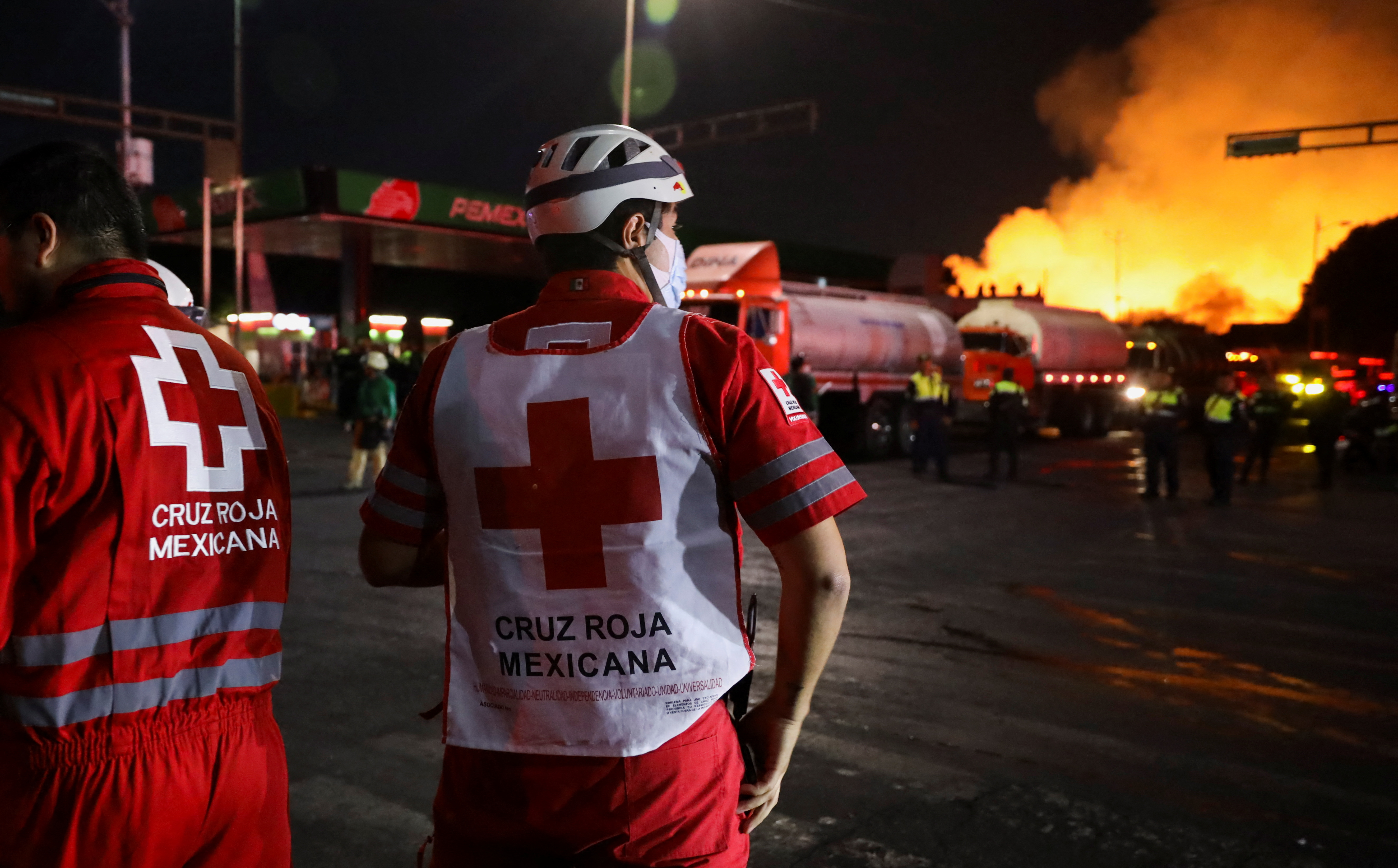 Personal de la Cruz Roja estuvo atenta para atender a posibles lesionados, aunque el saldo fue blanco. REUTERS/Luis Cortes