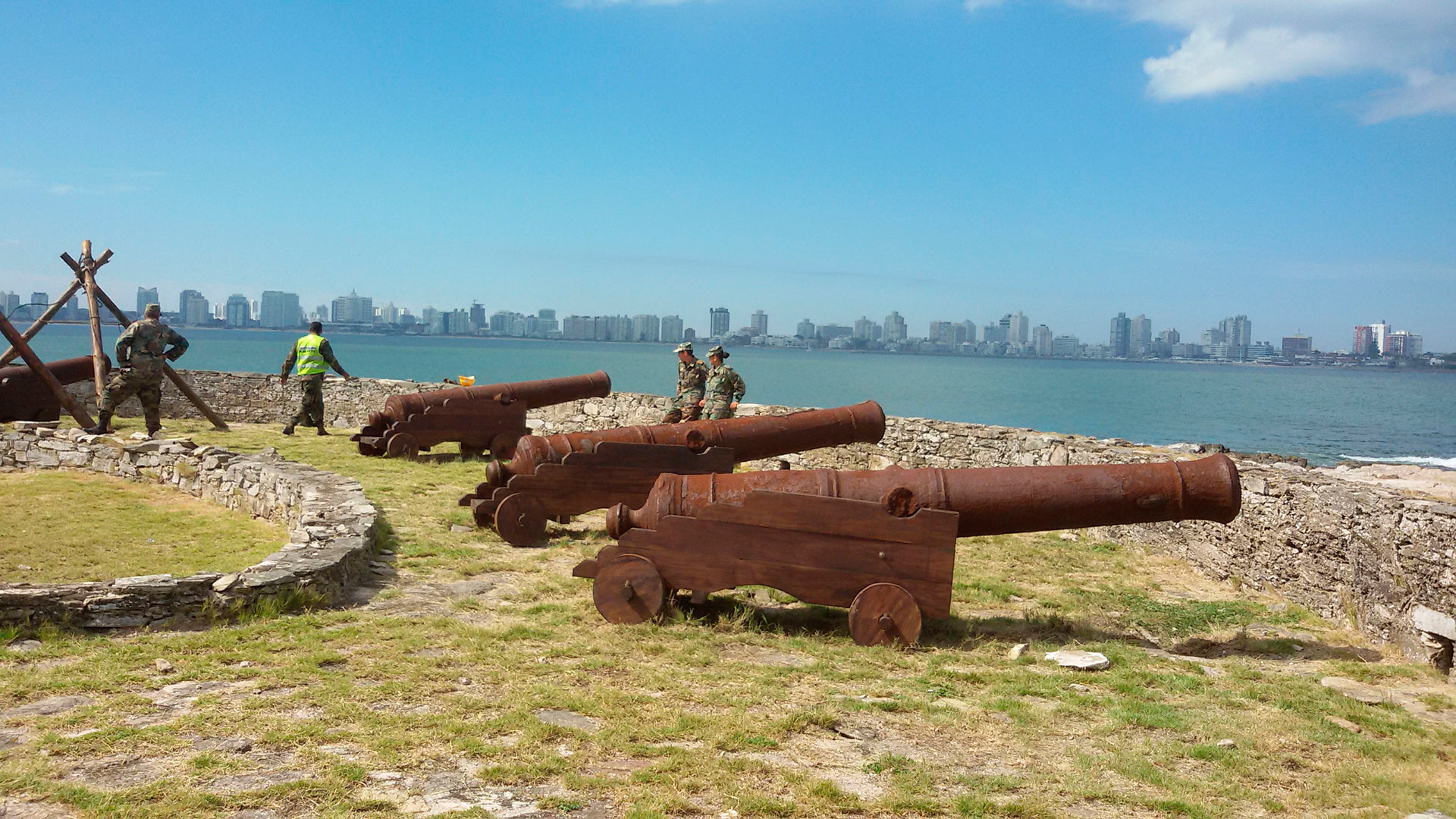 Una imagen de siglos pasados: los cañones y las rocas de las fortificaciones custodian las costas de la Isla Gorriti