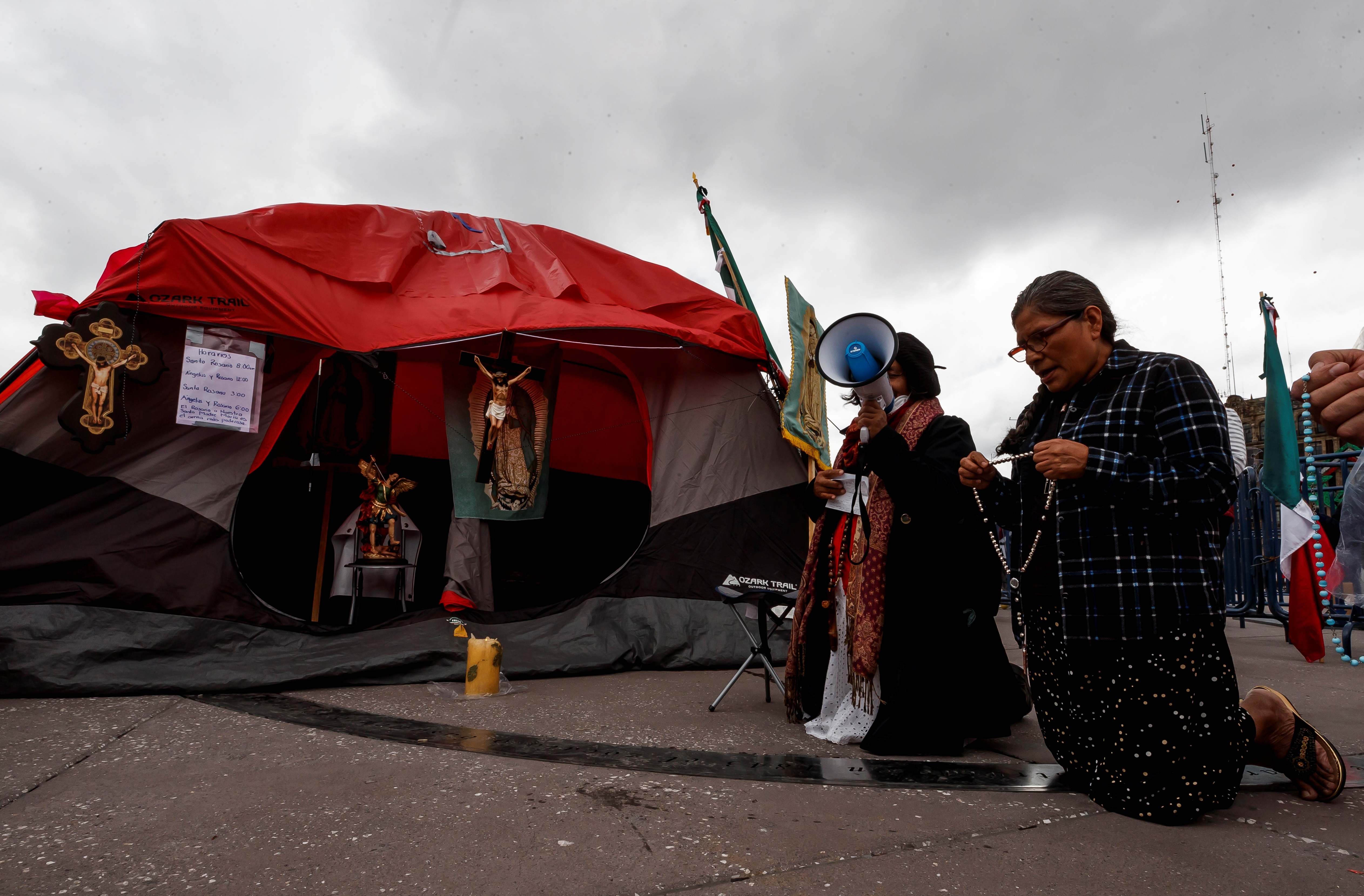 FRENAAA protagonizó un campamento contra AMLO que se caracterizó por que las casas de campaña se las llevó el viento y hubo rezos para que el presidente renunciara (Foto: EFE)
