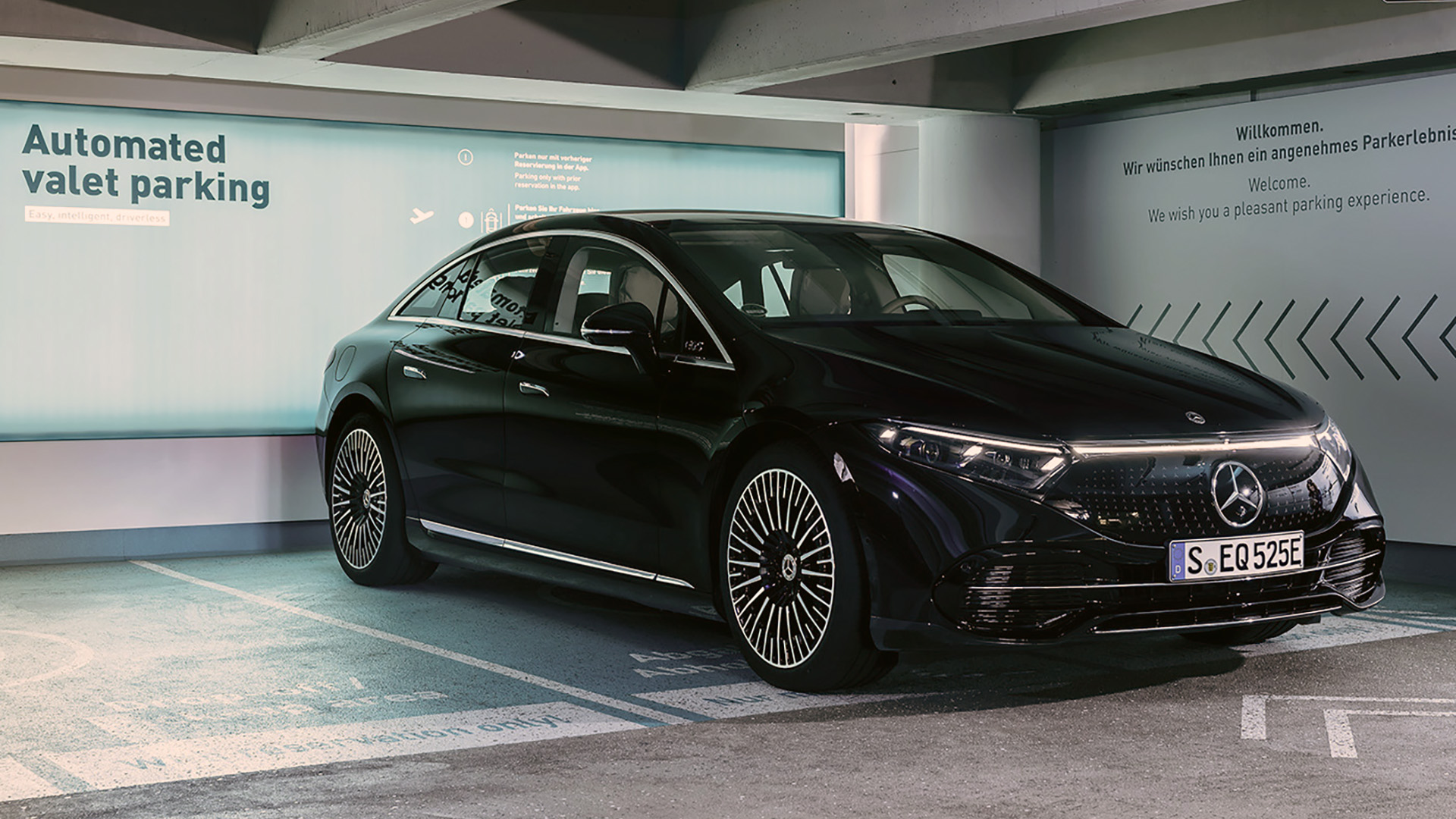 Mercedes-Benz estrena el "Intelligent Park Pilot“ en el aeropuerto de Stuttgart, donde los modelos S-Class y EQS, pueden dejar a su conductor y seguir camino hasta quedar estacionados