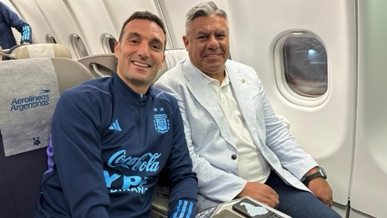 Lionel Scaloni junto al presidente de la AFA Claudio Tapia en el vuelo rumbo a Qatar