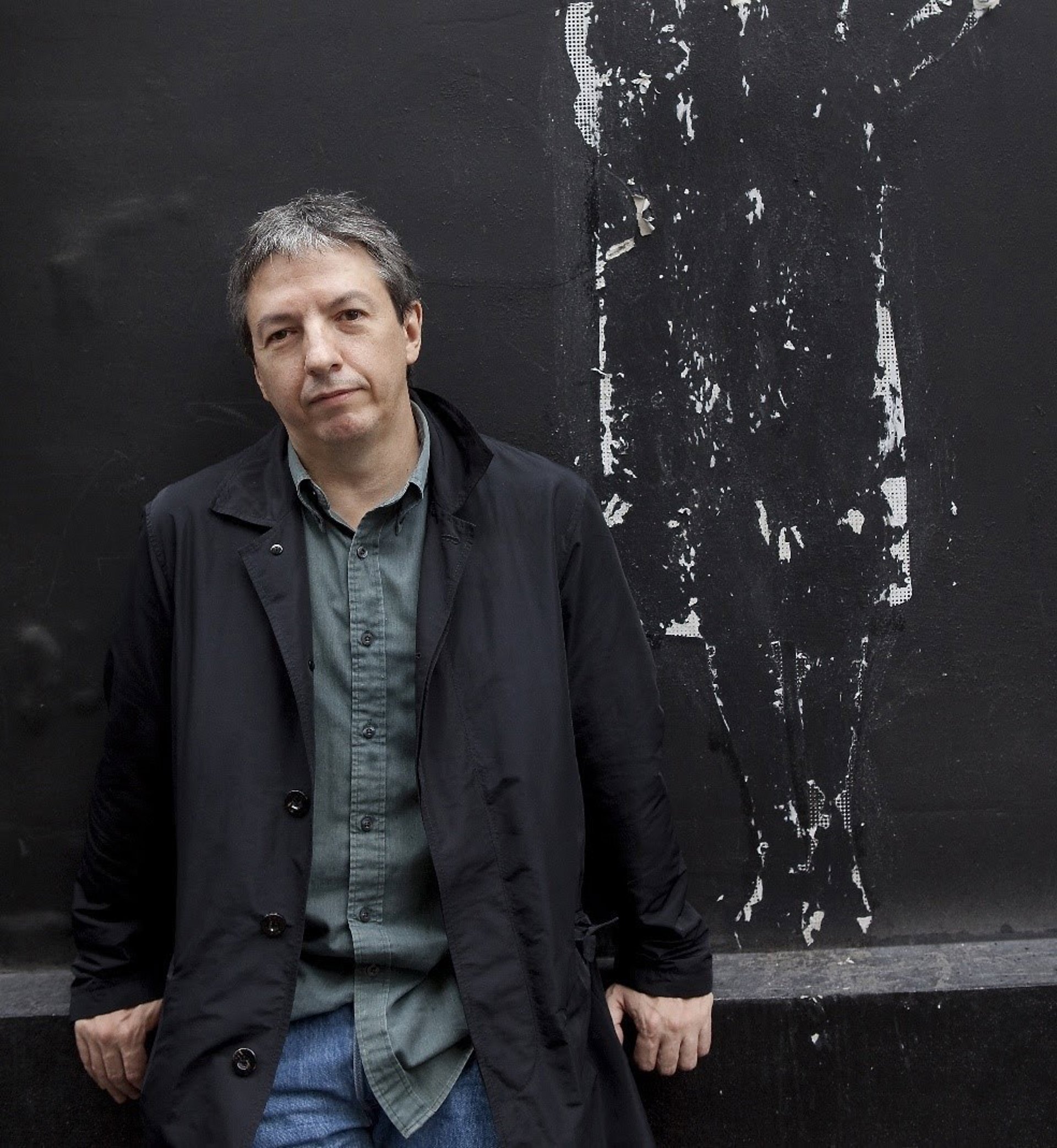 Un auto perdió el control en la Autopista 25 de Mayo, cruzó todos los carriles e impactó contra el muro